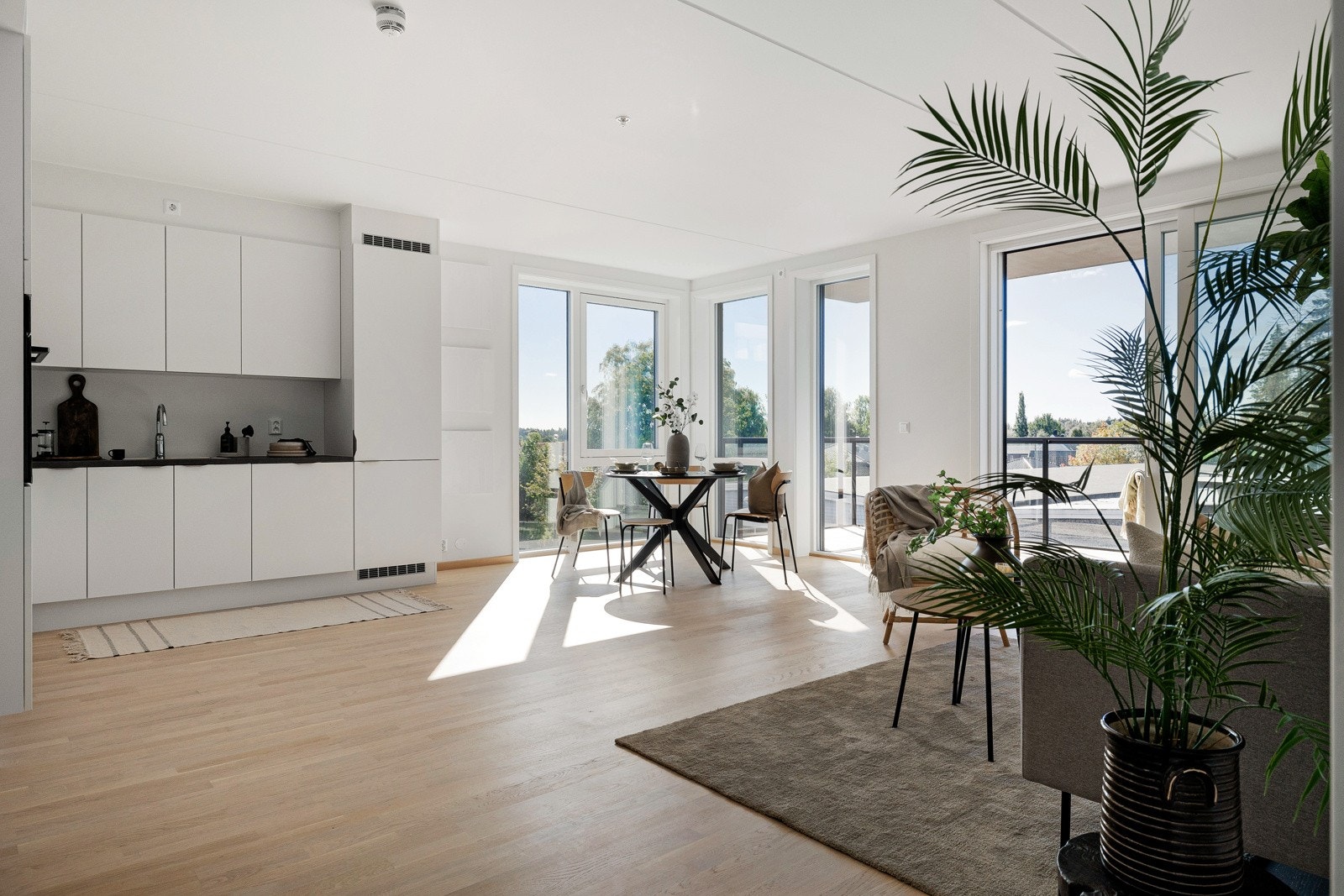 Stor åpen stue- og kjøkkenløsning Galleribilde