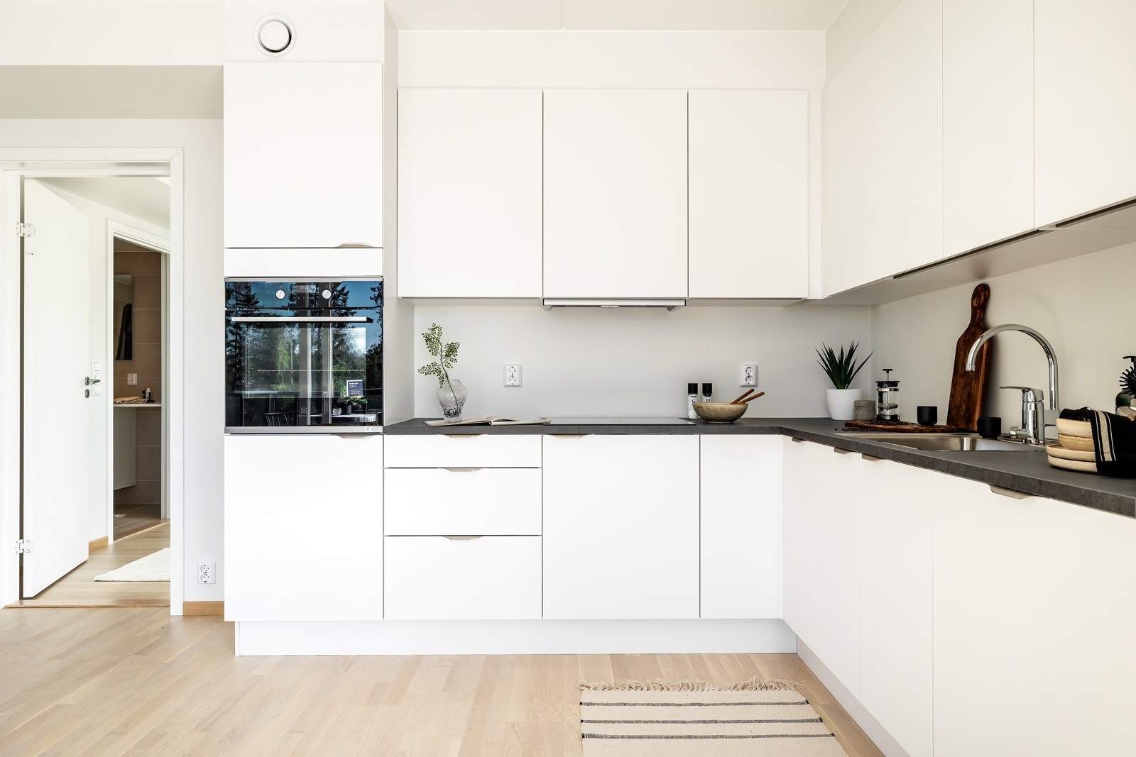 Lyst og elegant kjøkken fra HTH. Galleribilde