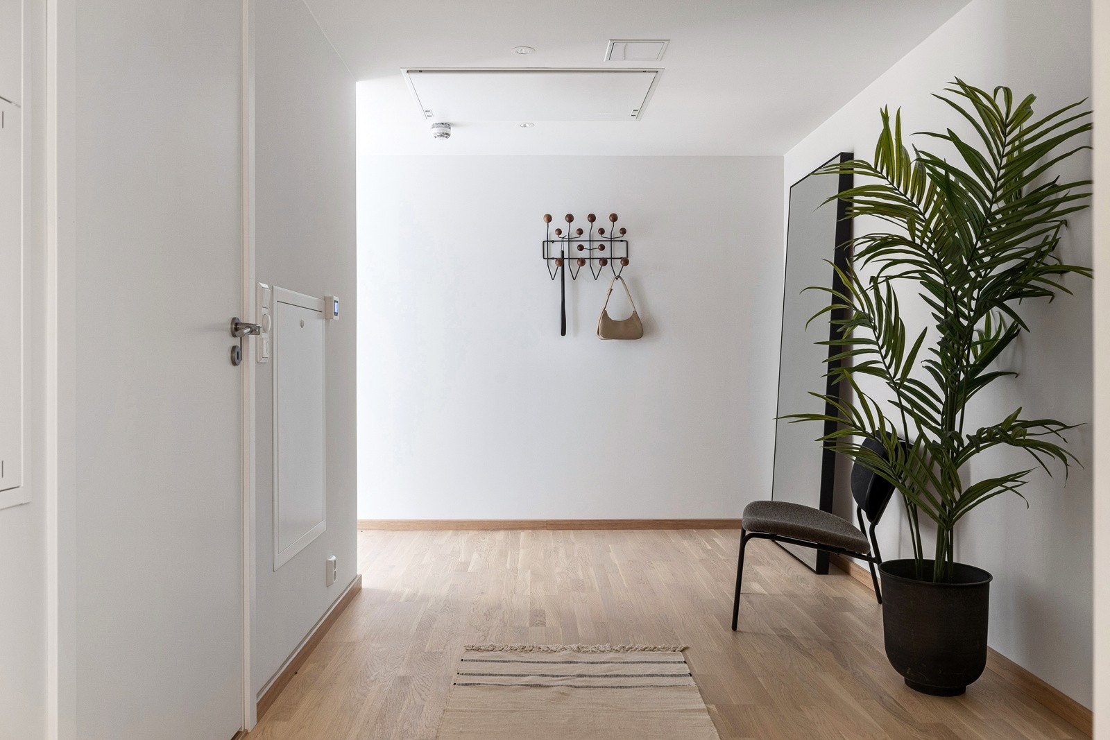 Stor og romslig entré med god plass til garderobeskap. Galleribilde