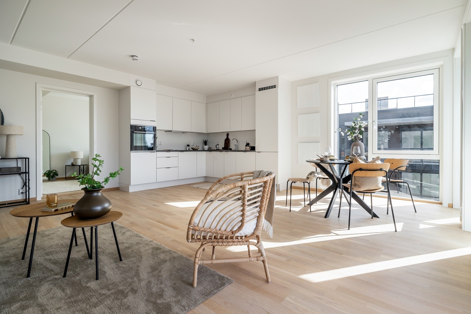 Vannbåren varme i gulv og pen lyspigmententert eikeparkett Galleribilde