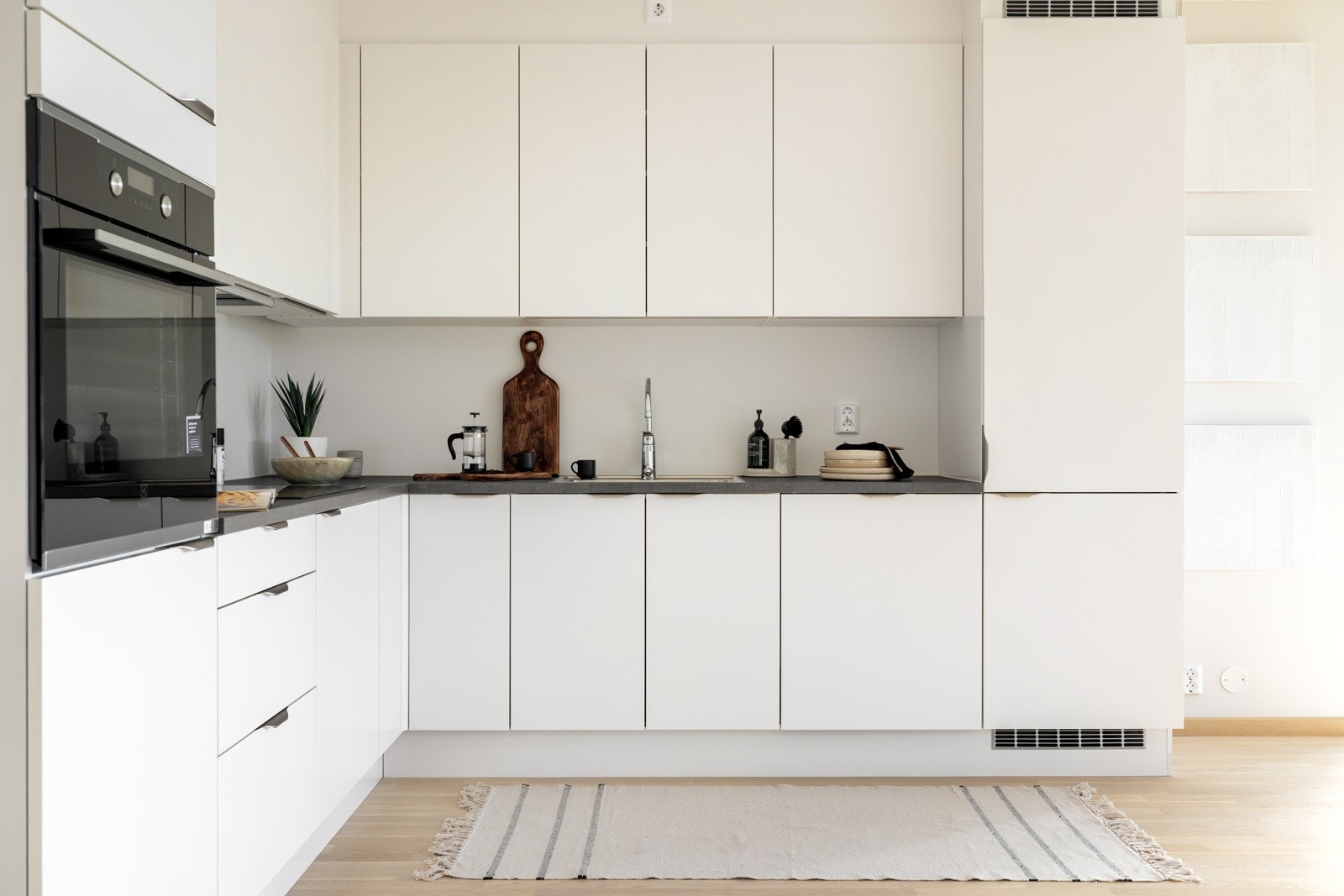 Kjøkken med alt av hvitevarer inkludert. Galleribilde