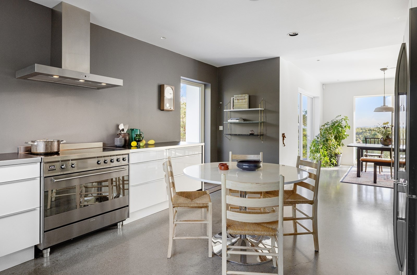 Kjøkkentaket er litt nedsenket i forhold stuene og sjenerøst utstyrt med downlights. Galleribilde