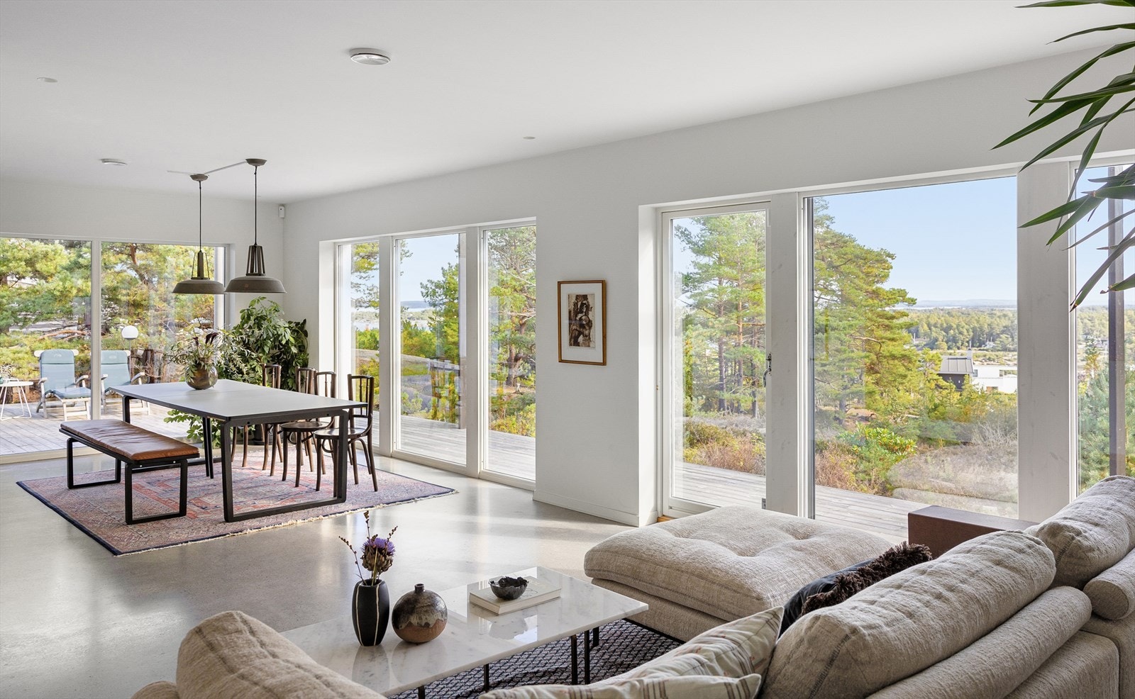 Det er livsløpsstandard i 1. etasje og man kan gjør om tv-stuen til et soverom ved behov. Galleribilde