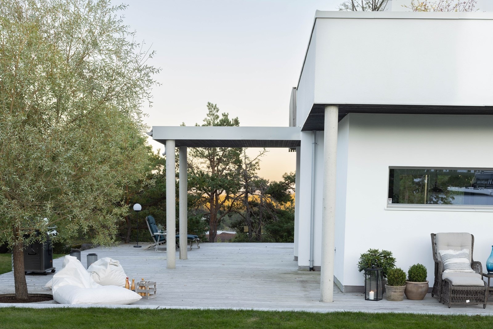 Foran huset finner du en god samling roser av typen Stanwell Perpetual som blomstrer og dufter fra mai til oktober. Galleribilde