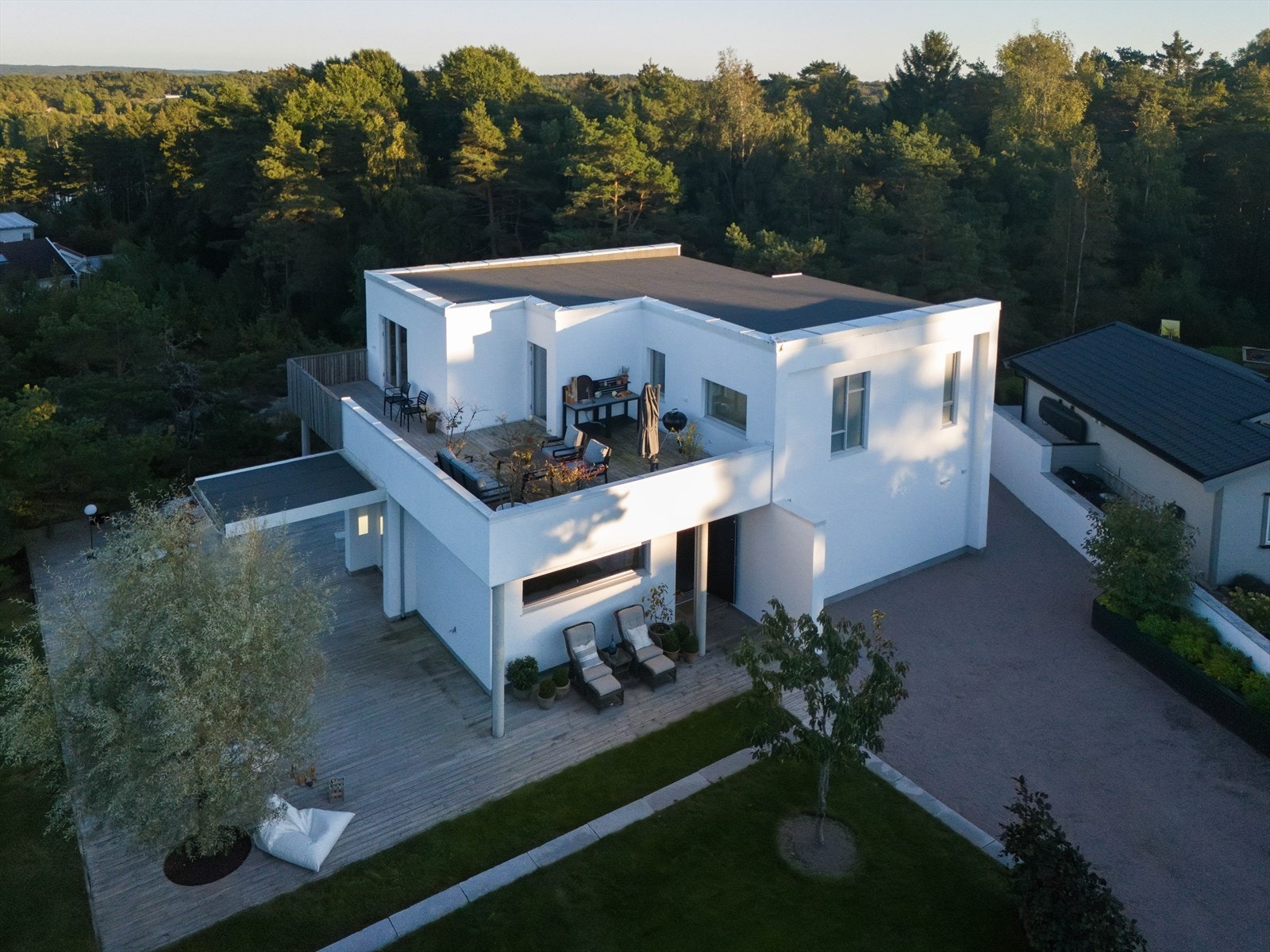 Denne praktfulle boligen har høy bokvalitet, og vi møter kvalitetsløsninger i alle rom. Galleribilde