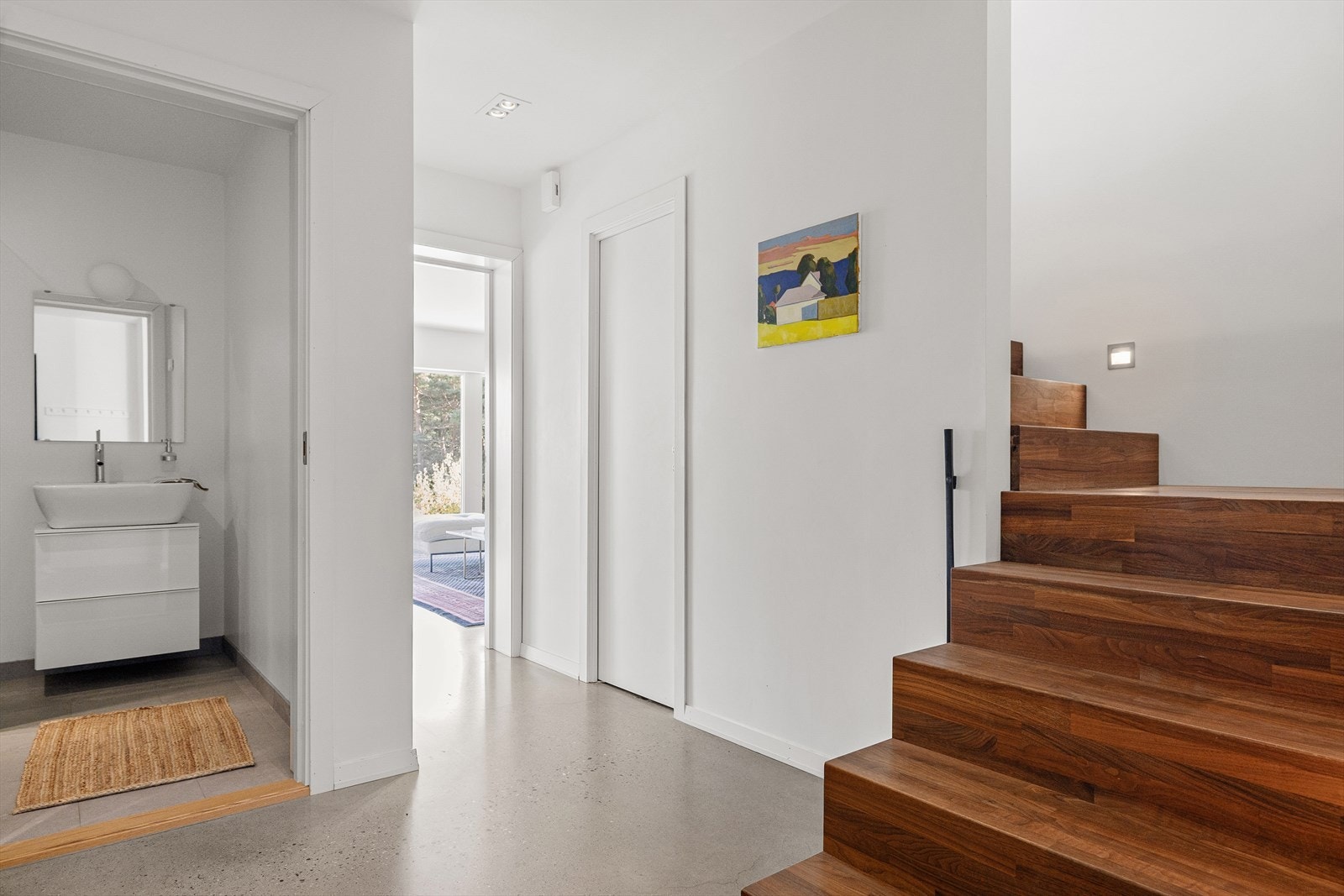 Fra hallen er det inngang til baderom og videre inngang til stuen. En bod er plassert under trappen. Galleribilde