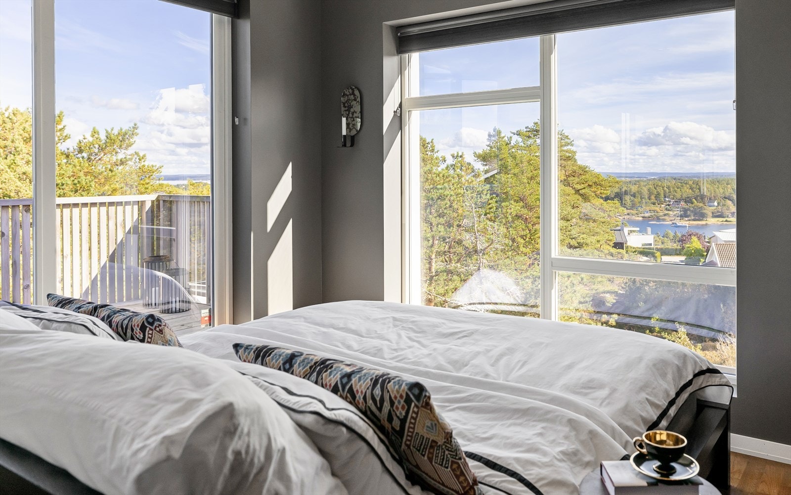 Fra hovedsoverom er det flott utsikt mot vannet. Galleribilde