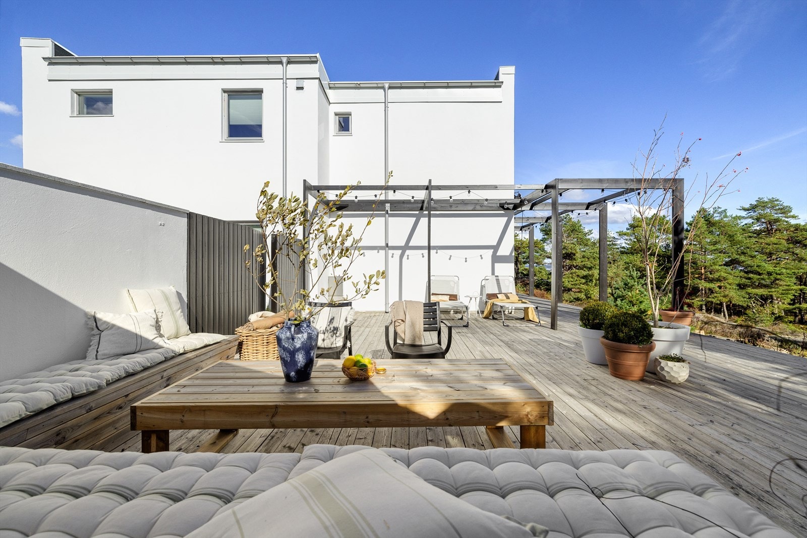 Tomten har svært gode solforhold, og plassen bak huset er fri for innsyn og ypperlig til soling og avslapping på dagtid med god skjerming uansett vindforhold. Galleribilde