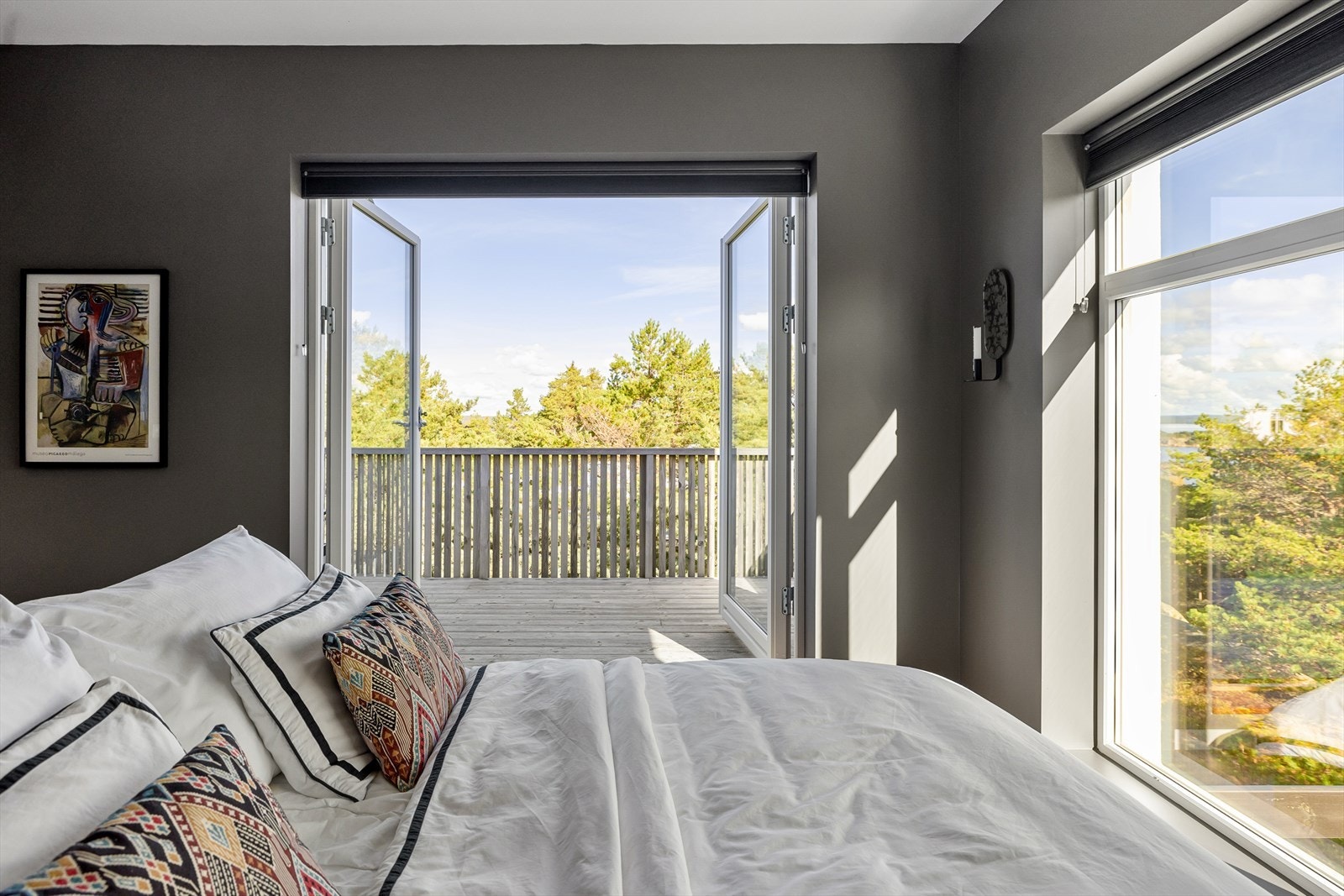 Fra hovedsoverommet er det doble dører ut på takterrassen. Om sommeren er det lett å innbille seg at man våkner opp i et hus ved Middelhavet. Galleribilde