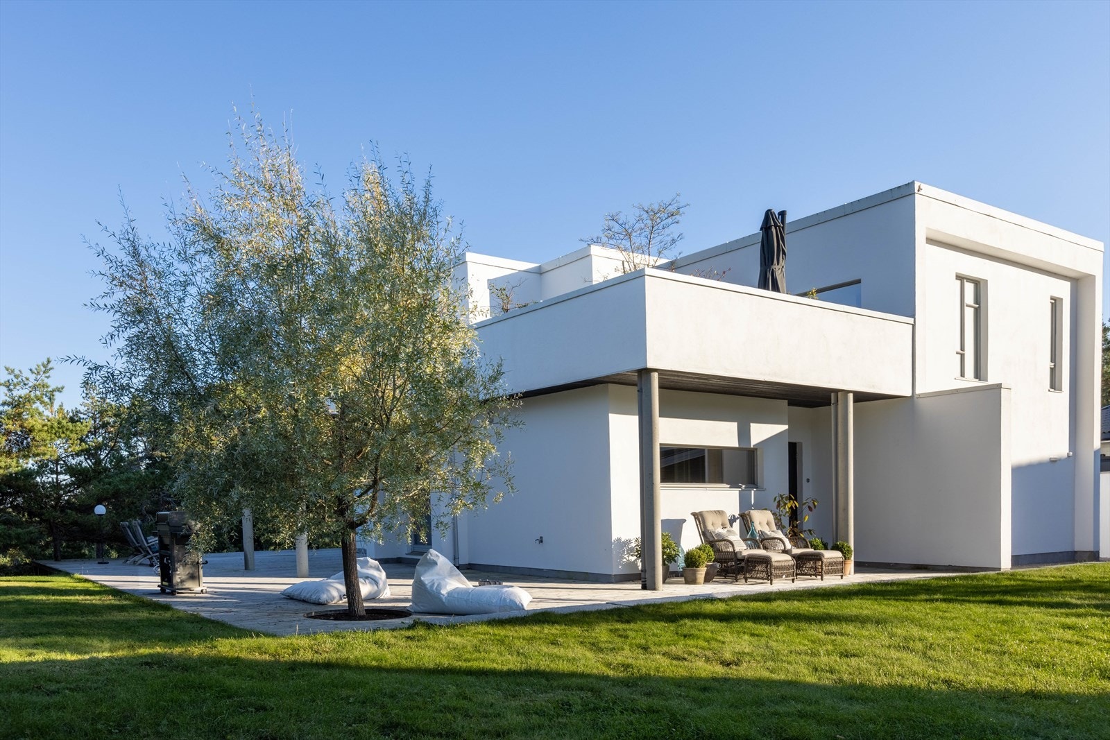 Mot øst glir den rene, ordnede hagen over i rå natur, svaberg og skog. Galleribilde