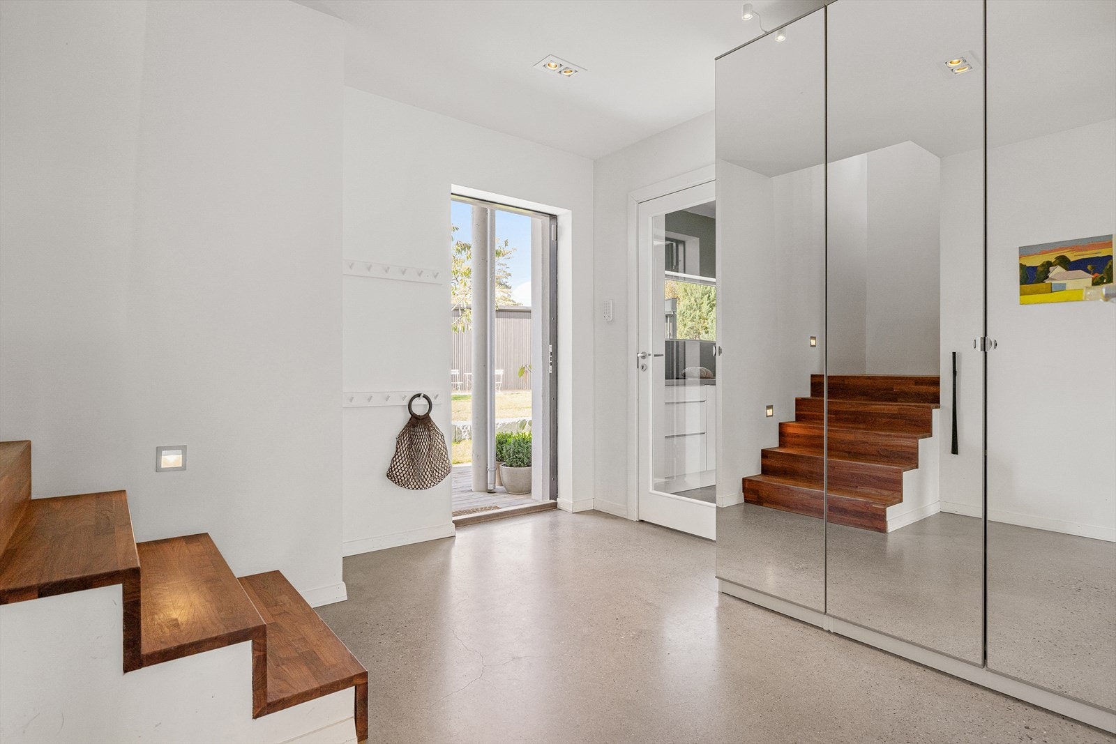 Allerede i entreen ser du den utsøkte materialbruken. Gulvet er polert betong _ varm og sval på samme tid. Galleribilde