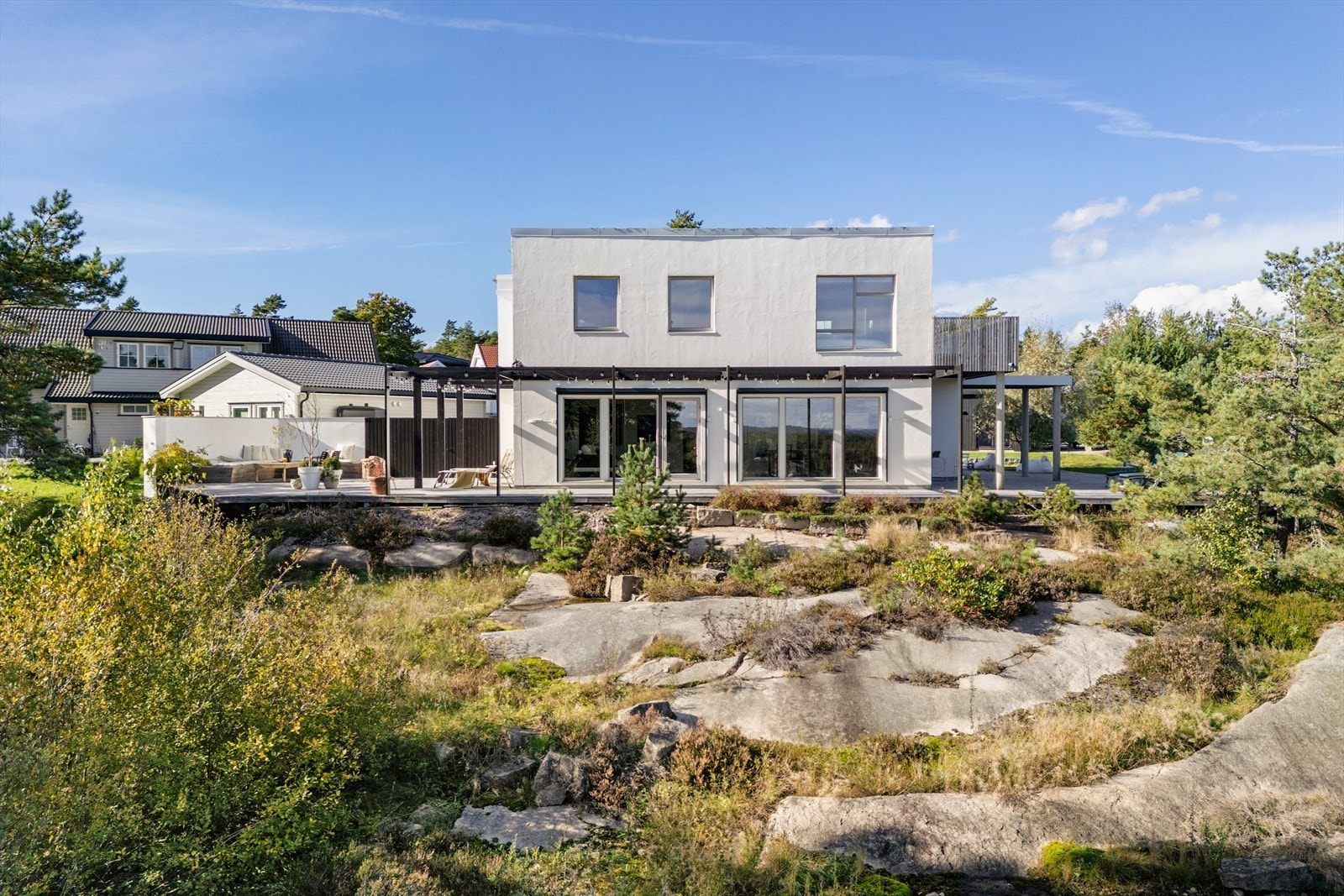 Boligen ble malt i 2020 og fremstår ganske enkelt praktfull og ny. Man har planlagt for privatliv med lite innsyn og maksimalt utsyn. Galleribilde