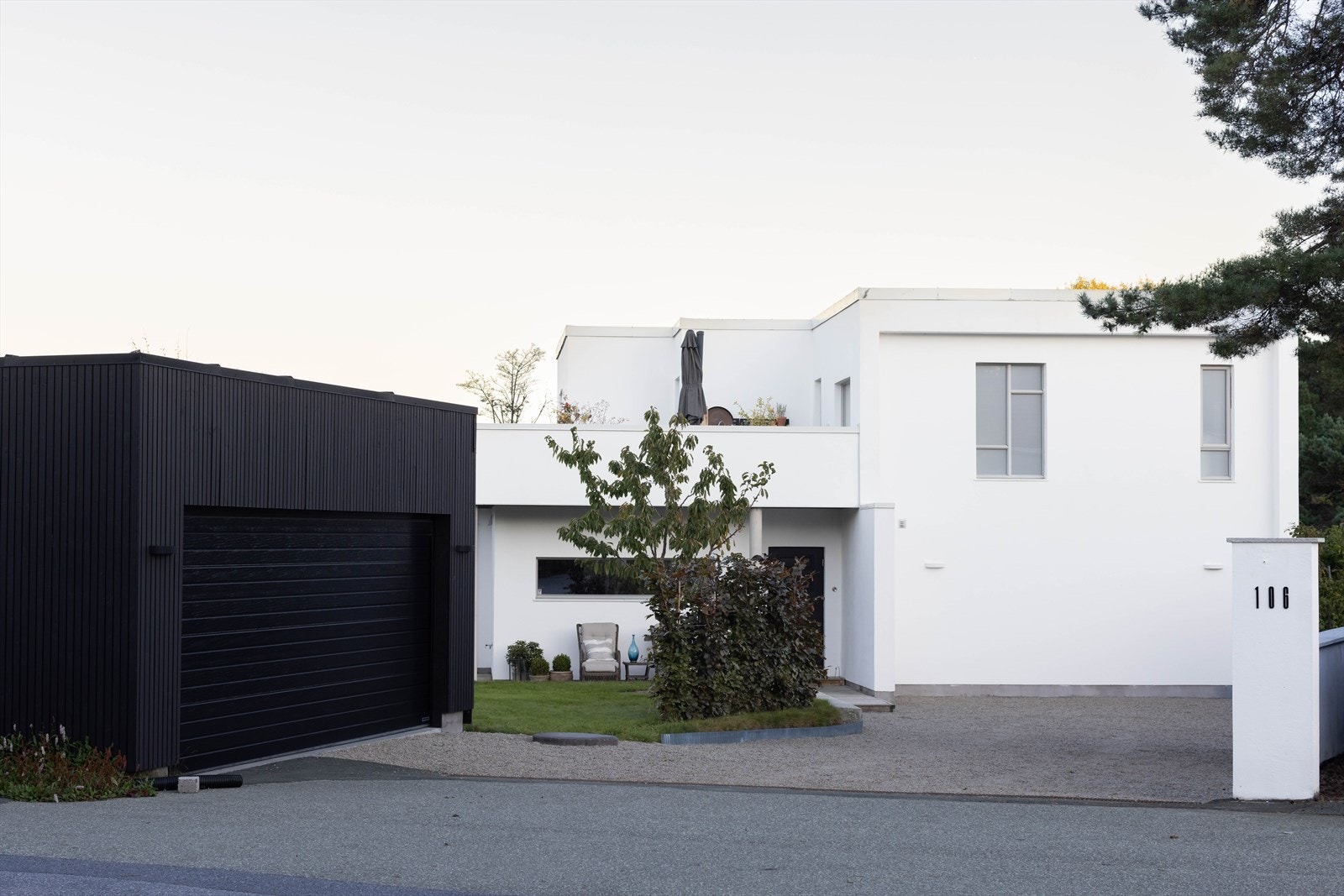 Velkommen til Norderhaugveien 106 A, en villa med høy bokvalitet, sydlandsk friskhet og arkitektonisk sikkerhet. Galleribilde