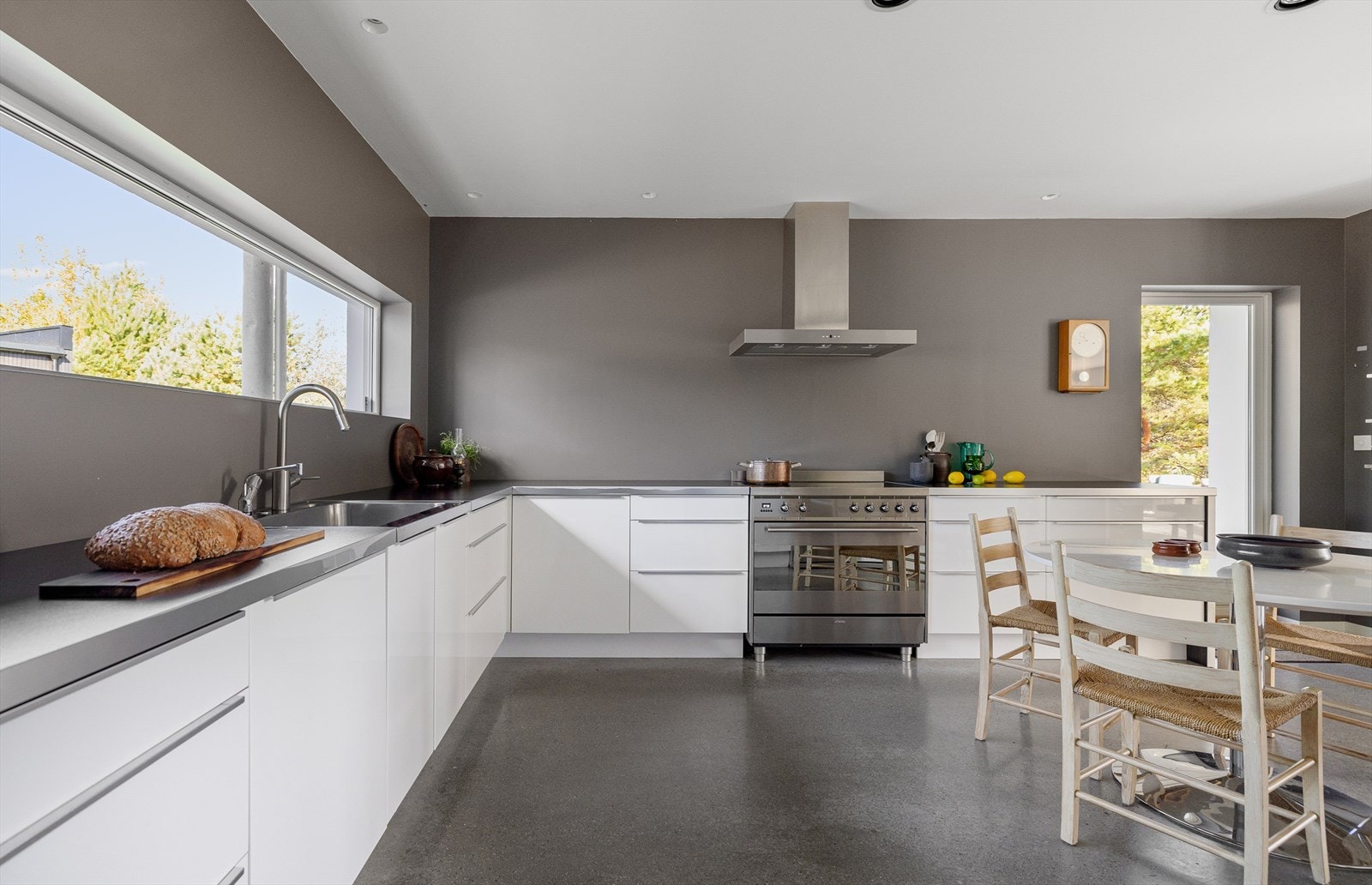 Her er veggene malt i en farge som harmonerer med betonggulvet. Galleribilde