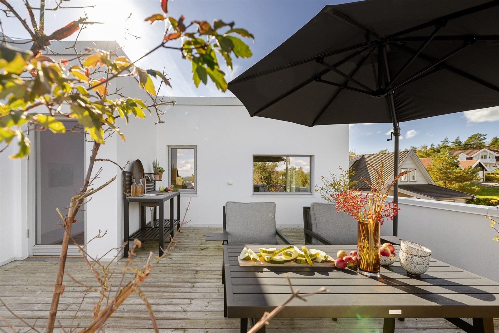 Denne deilig og skjermede plassen kan for eksempel fungere som en fredelig voksensone, mens barna leker nede i hagen. Galleribilde