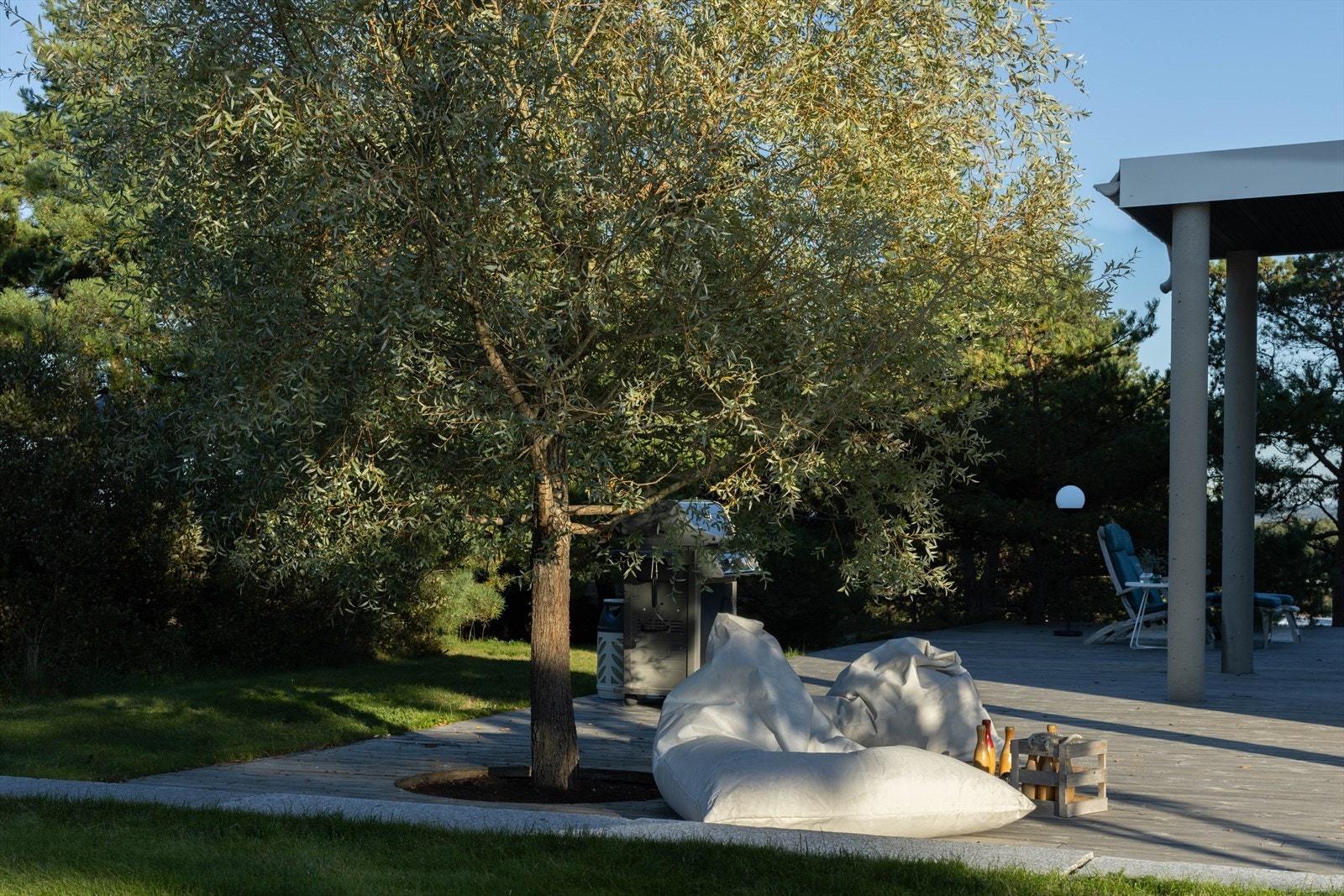 Mot øst glir den rene, ordnede hagen over i rå natur, svaberg og skog. Galleribilde