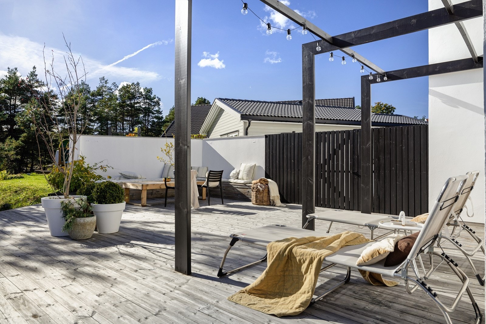 Her har man skapt et rikt og variert uterom med lunhet i åpenheten. Galleribilde