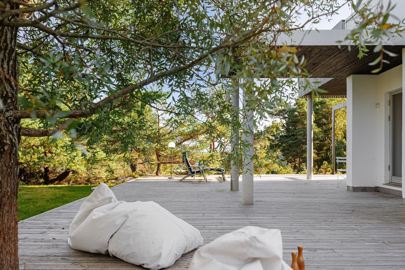 Det er umulig å ikke glede seg over det vakre piletreet som er nedfelt i terrassen. Galleribilde