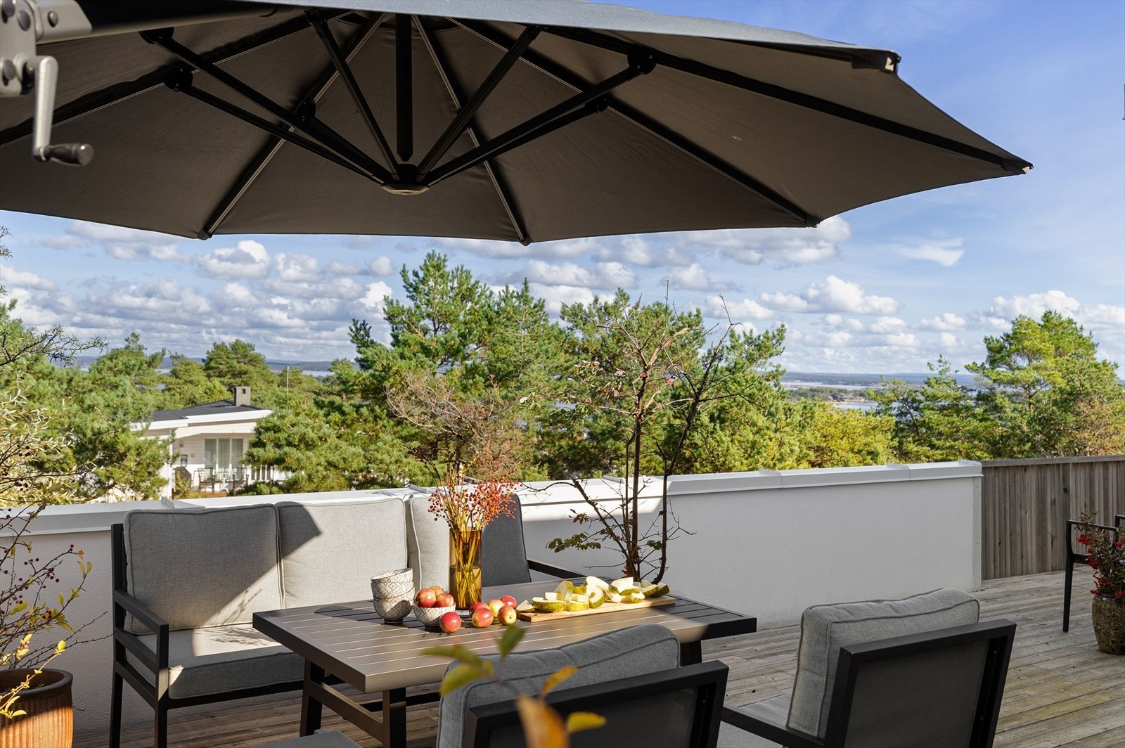 For å nyte ettermiddags- og kveldssolen flytter man seg til den 44 kvm store takterrassen. Galleribilde