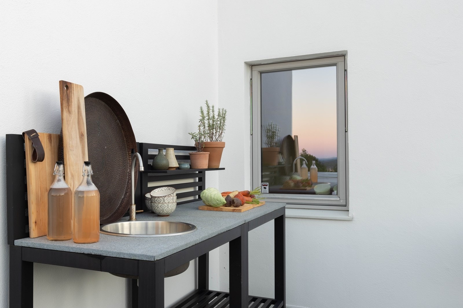 På takterrassen er det et enkelt utekjøkken. Vask er tilkoblet utekran. Galleribilde