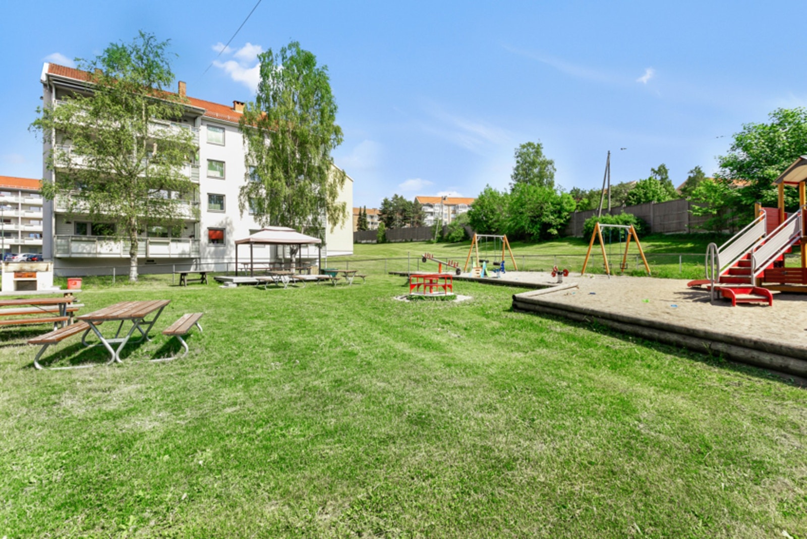 Borettslaget er omringet av grønne omgivelser. Fellesareal med lekeplass, sittergrupper og grillplass! Galleribilde