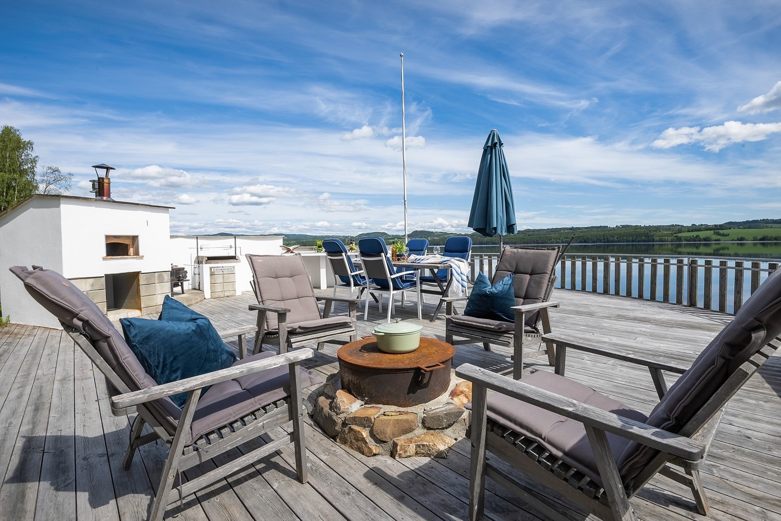 Nydelig uteplass hvor man kan lade egne batterier i helger og ferier. Galleribilde