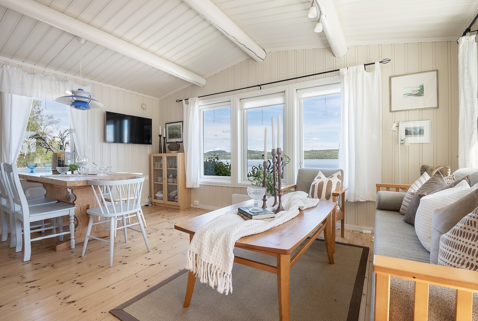 Koselig hyttestandard med dragere i taket. Galleribilde