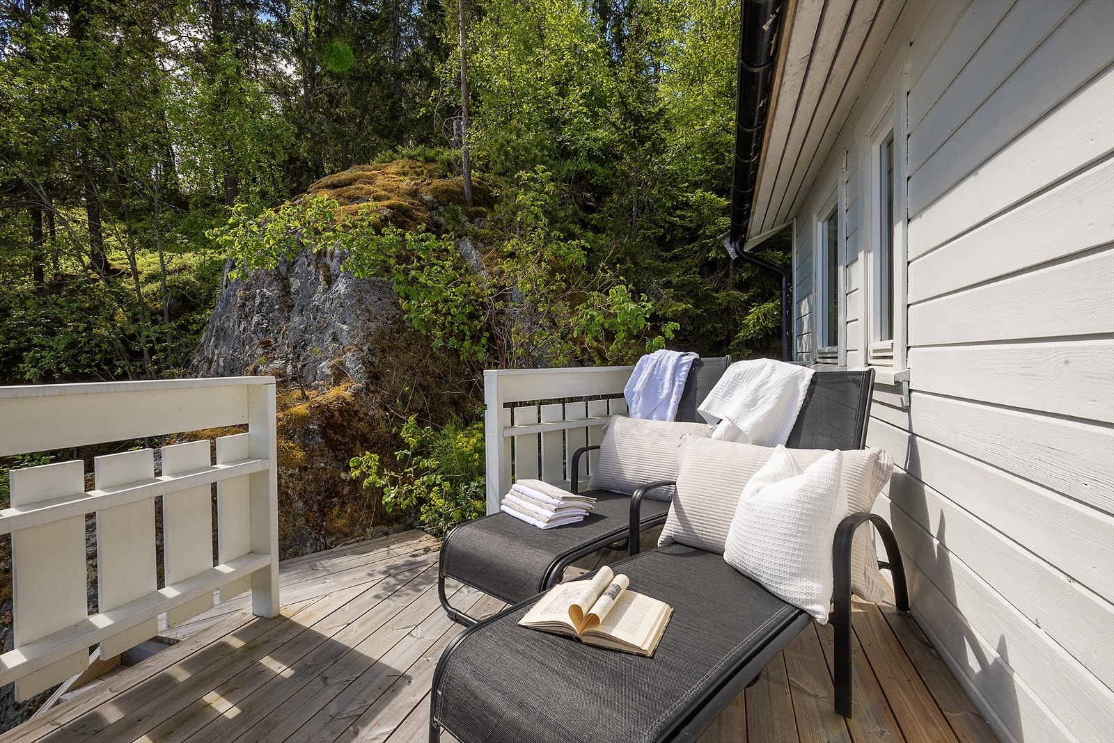 Nyte solrike dager på terrassen. Galleribilde