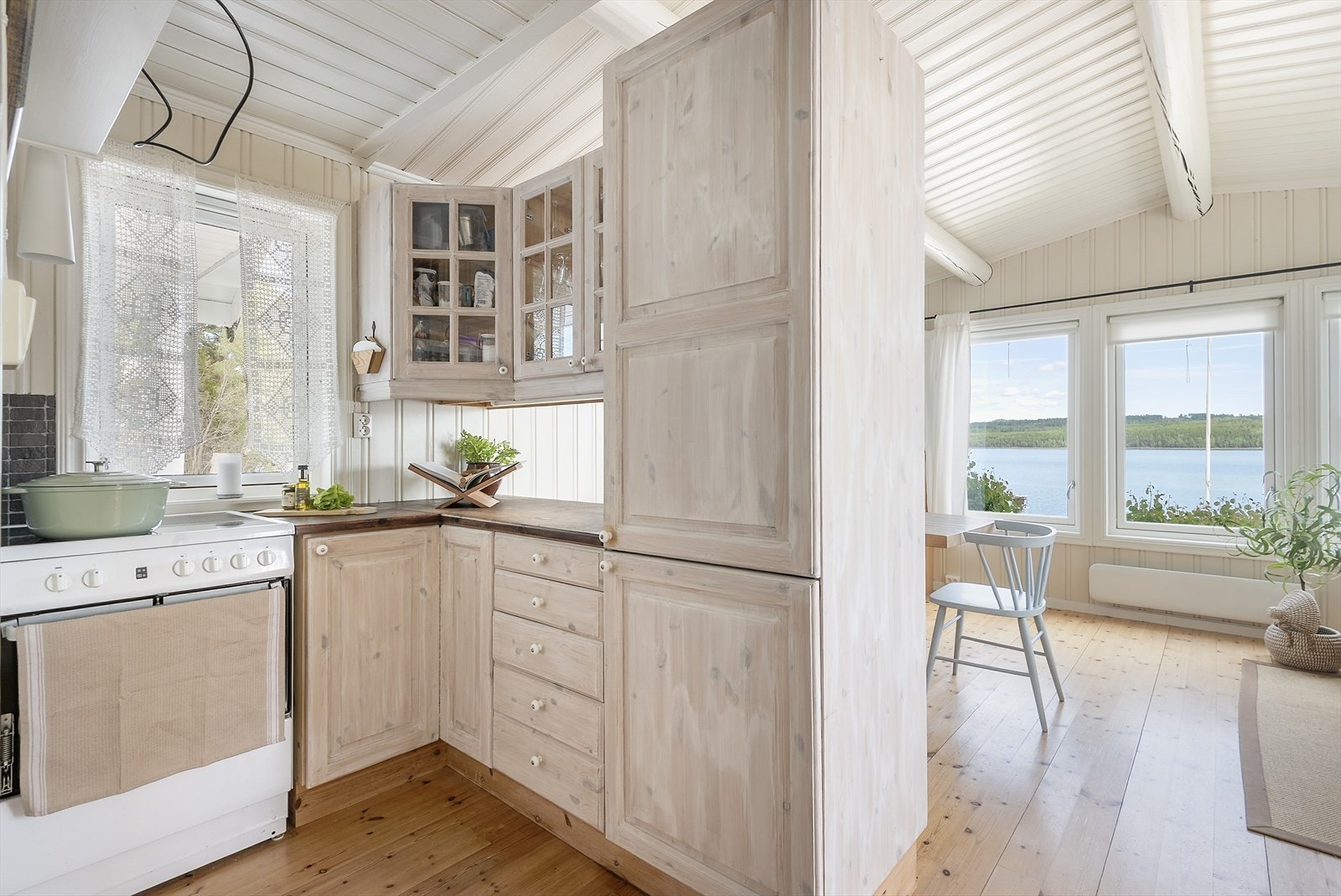 Åpen løsning mot spisestuen. Galleribilde