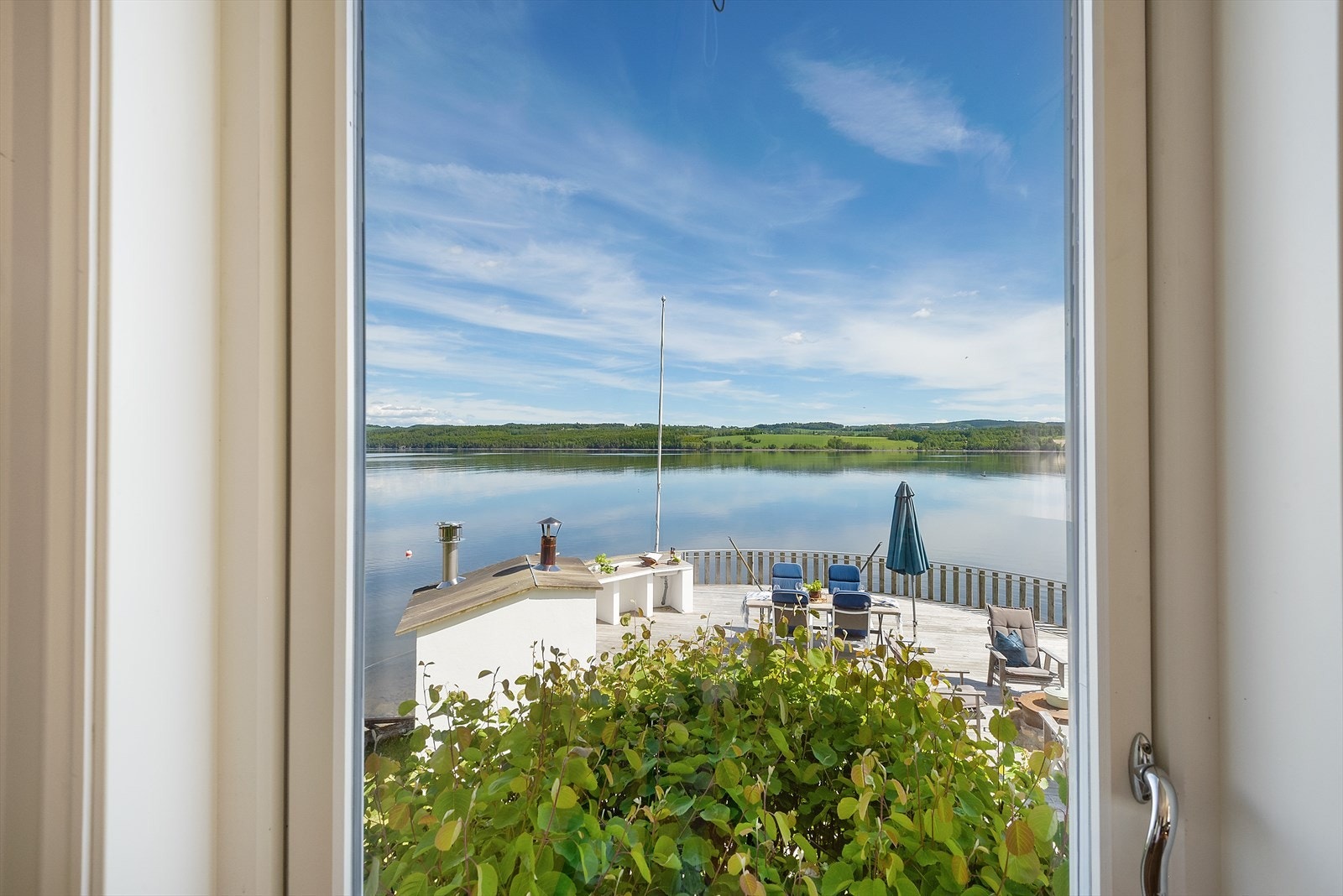 Gode utsiktsforhold over Mjøsa og uteplassen. Galleribilde