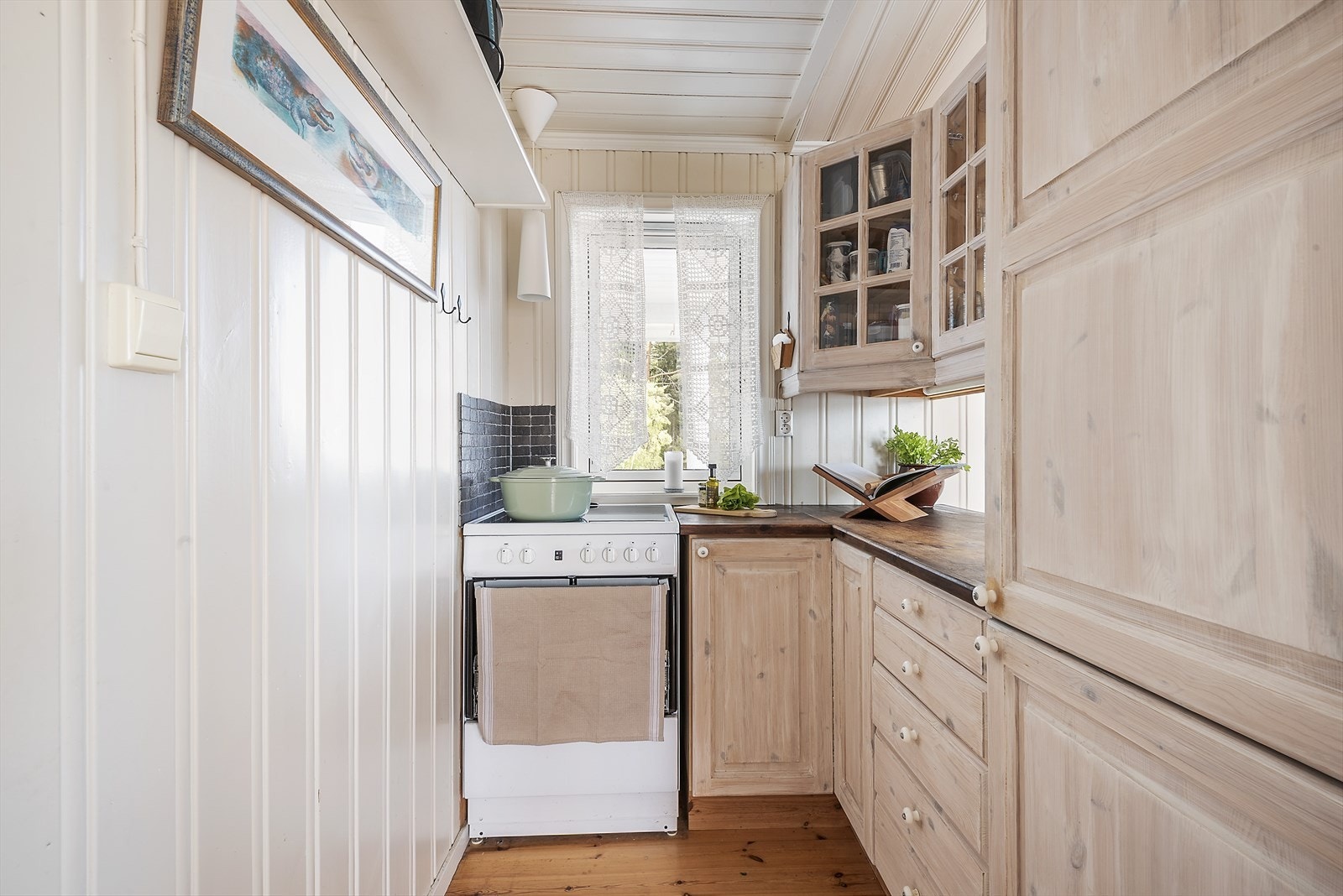 Kjøkkenet har profilerte fronter og enkelte overskap med glass. Galleribilde