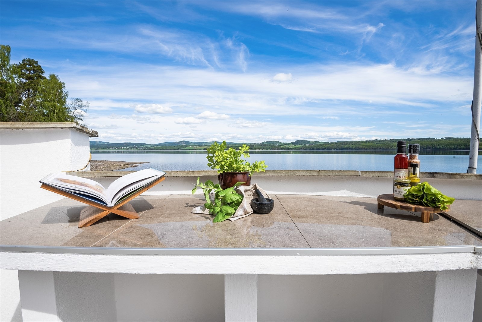 Mens man venter på grillmaten. Galleribilde