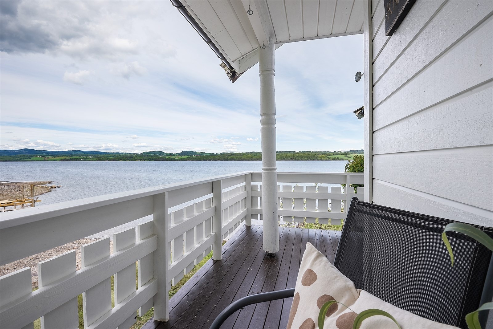 Avslappende og fin uteplass ved inngangen. Galleribilde