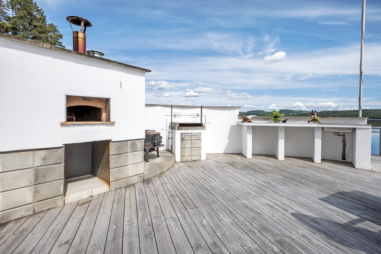 Smakfull grillkos på den store terrassen. Galleribilde