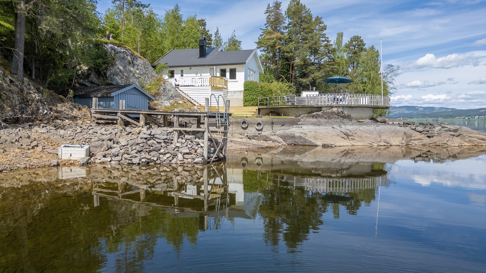 Noe naturtomt rundt hytta. Galleribilde