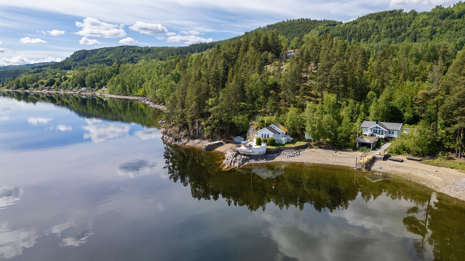 Spredt fritidsbebyggelse i området rundt. Galleribilde