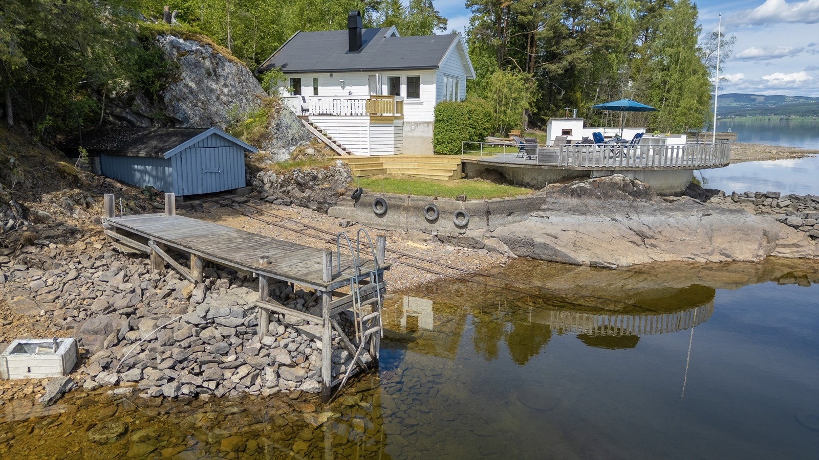 Sjarmerende hytte med fantastisk beliggenhet ved Mjøsa. Galleribilde