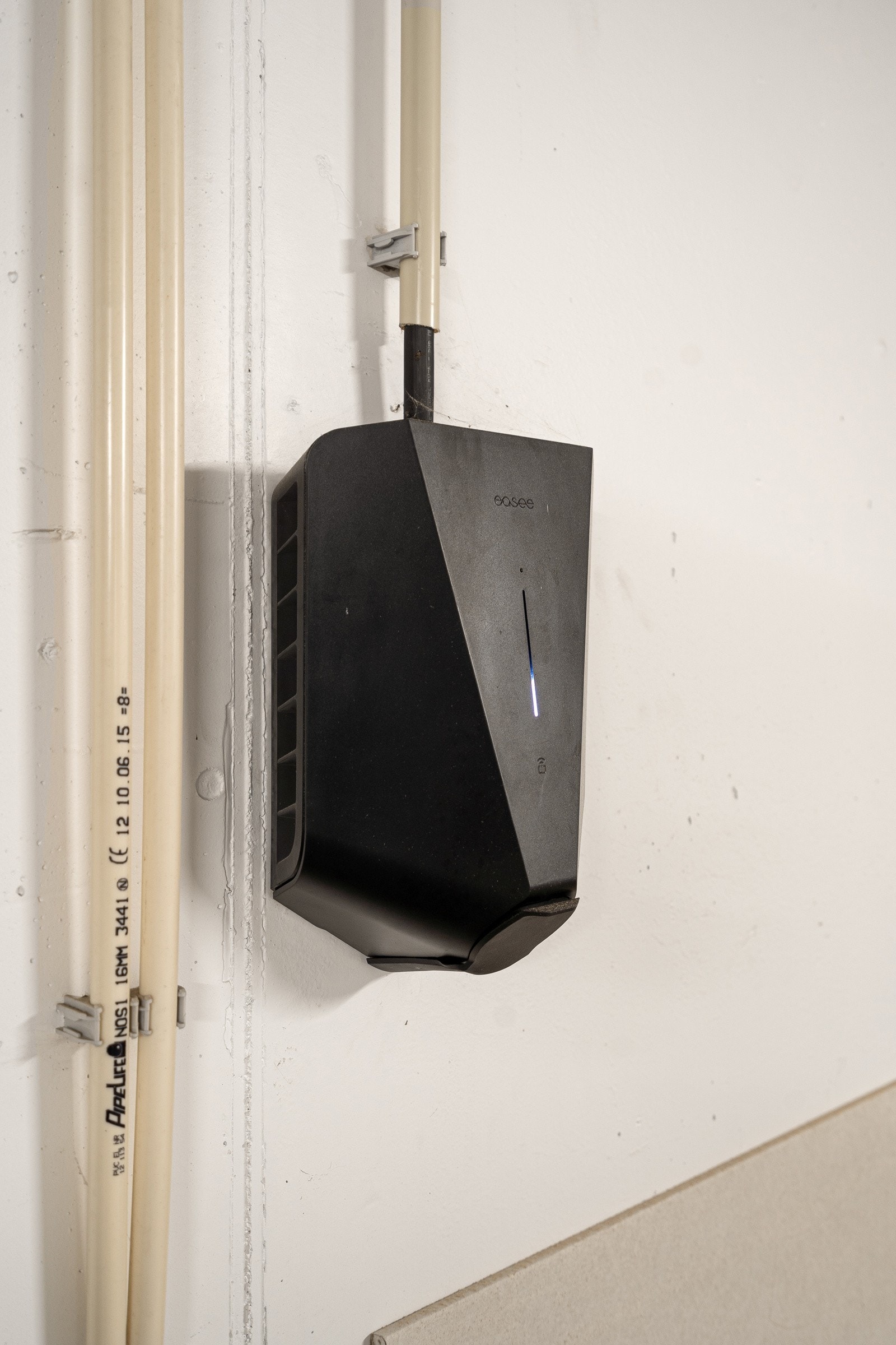 Elbil lader på p-plassen Galleribilde