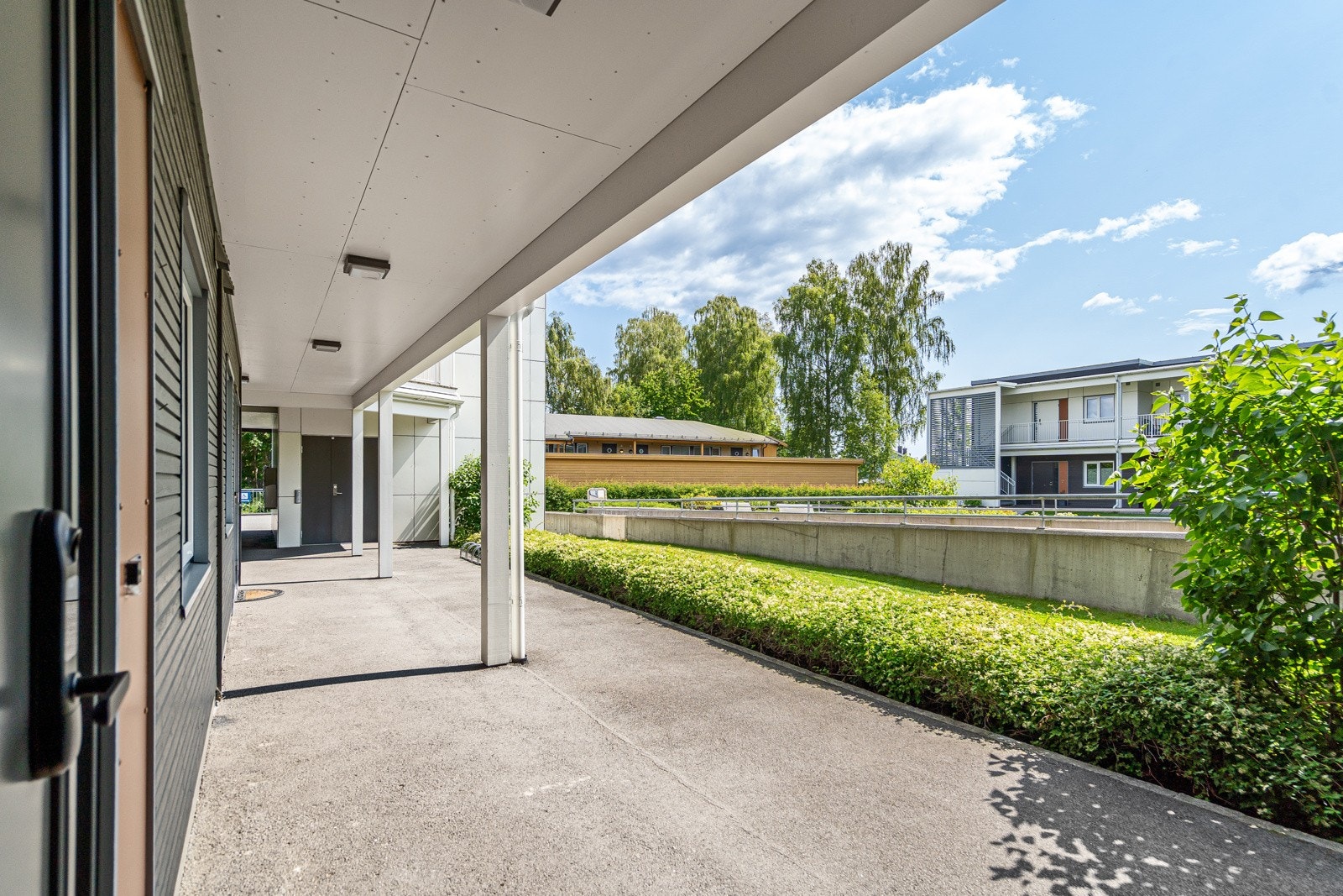 Gode terrassefasiliteter ved inngangen til leiligheten - Her får du solen gjennom hele dagen Galleribilde