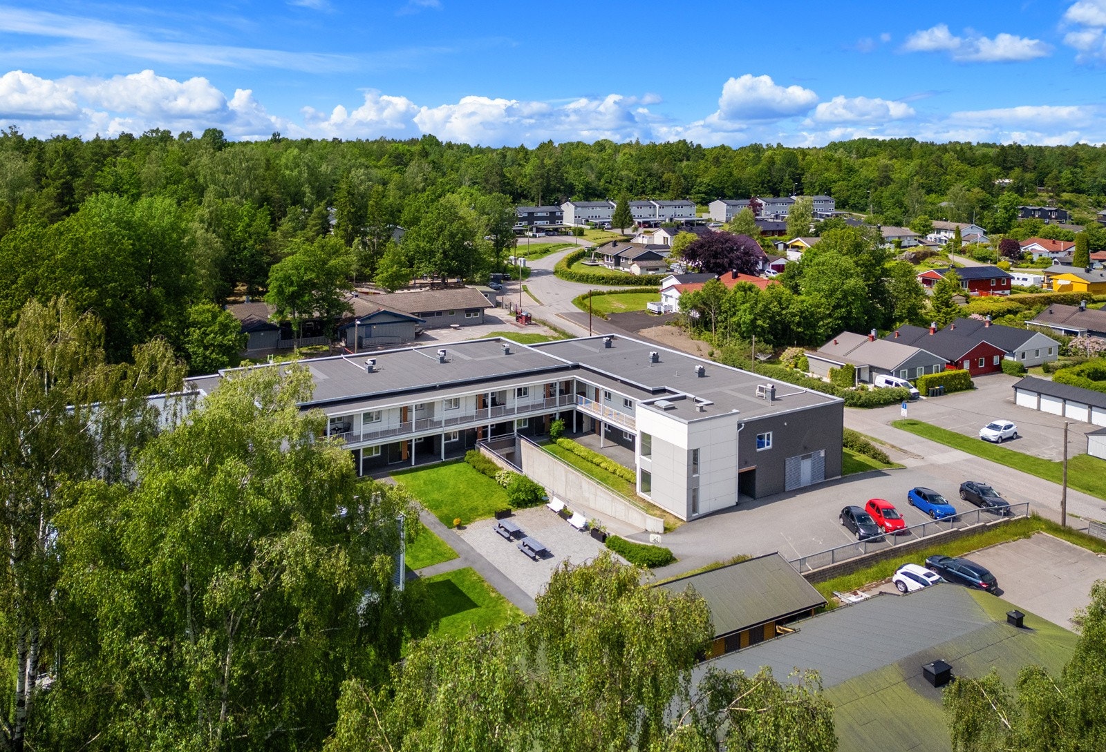 Kort vei til skogen med herlige turområder sommer som vinter Galleribilde