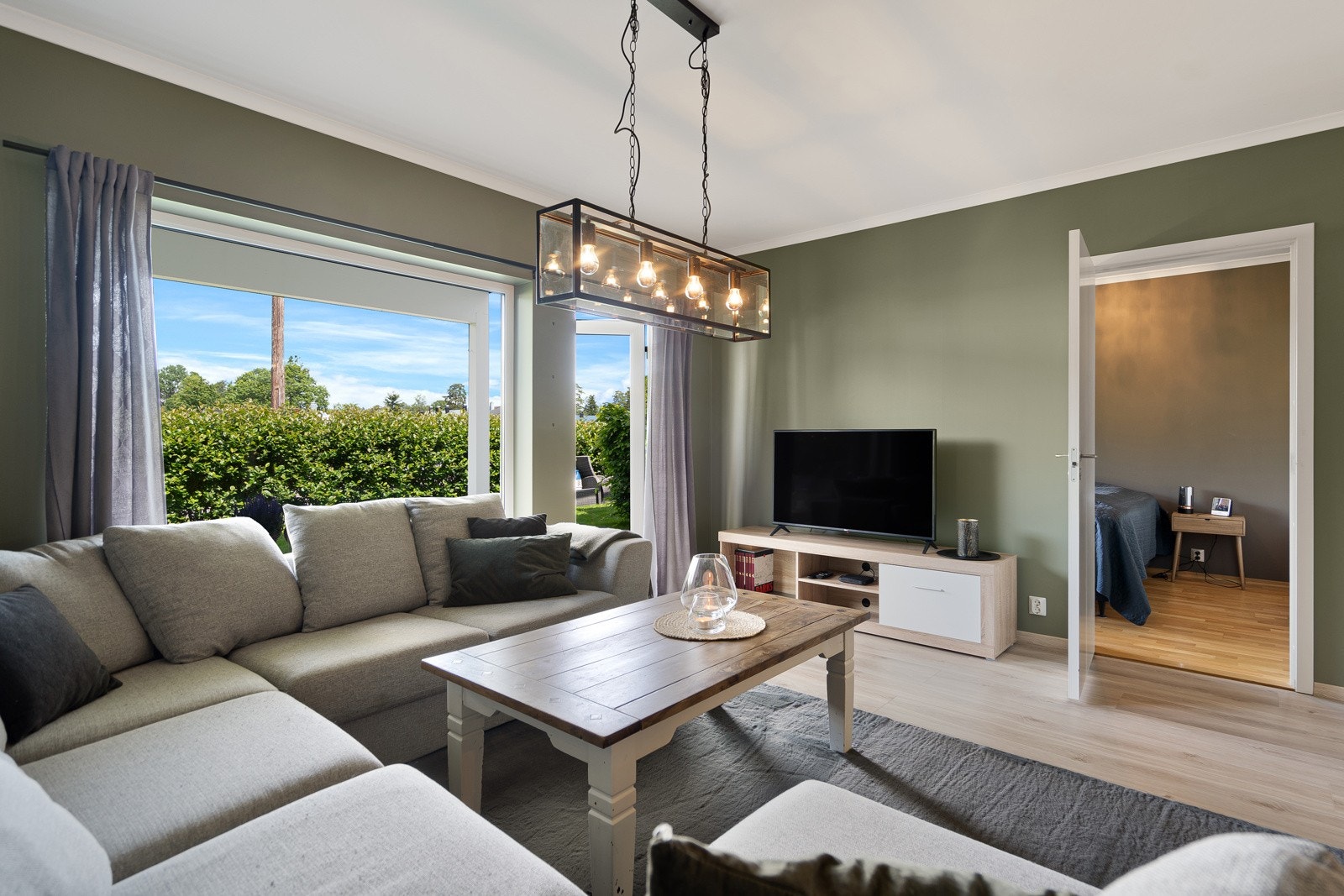 Stuen har god plass til sofagruppe og spisebord Galleribilde
