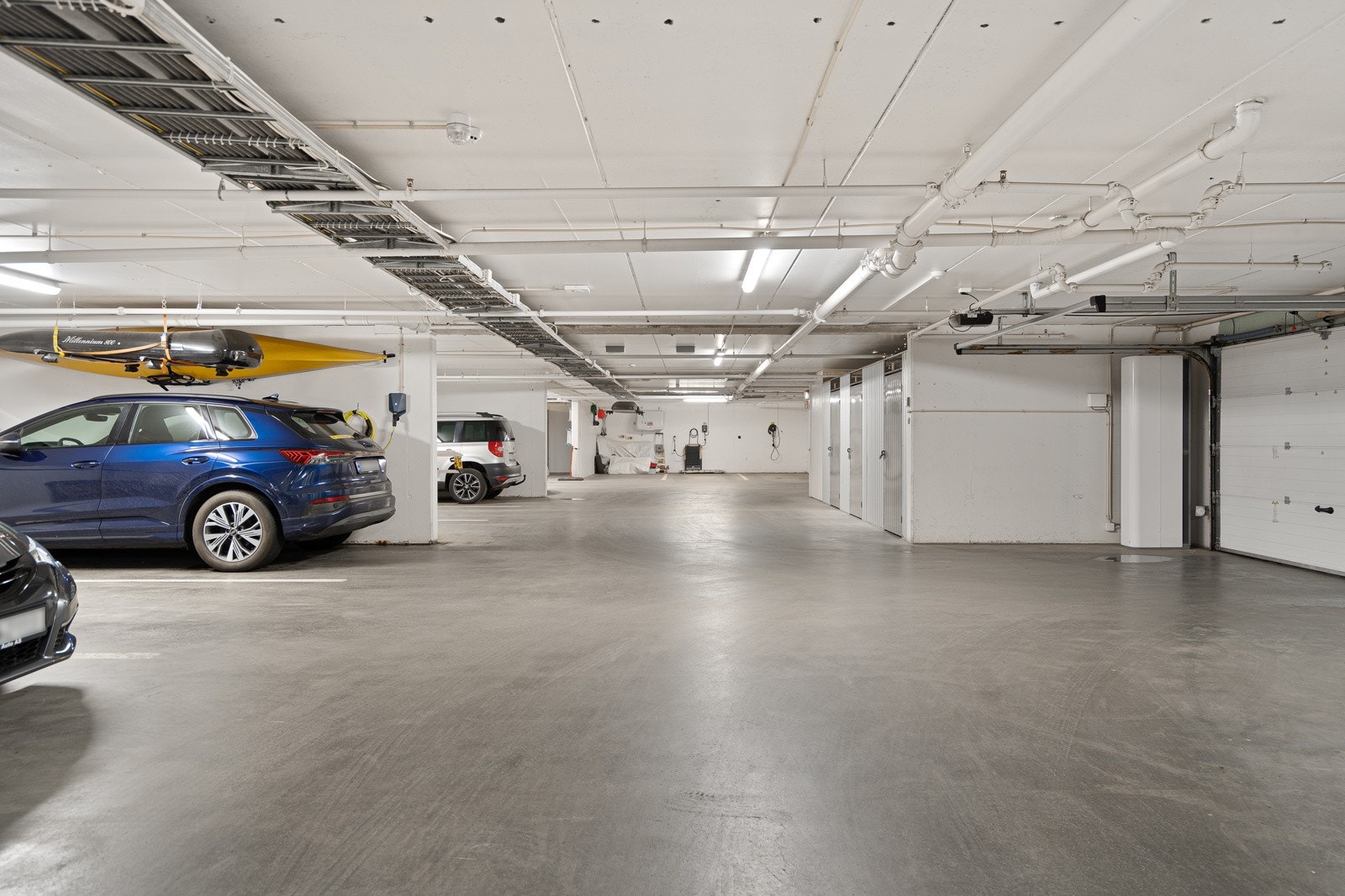 Partkeringsanlegg i kjelleren med heis Galleribilde