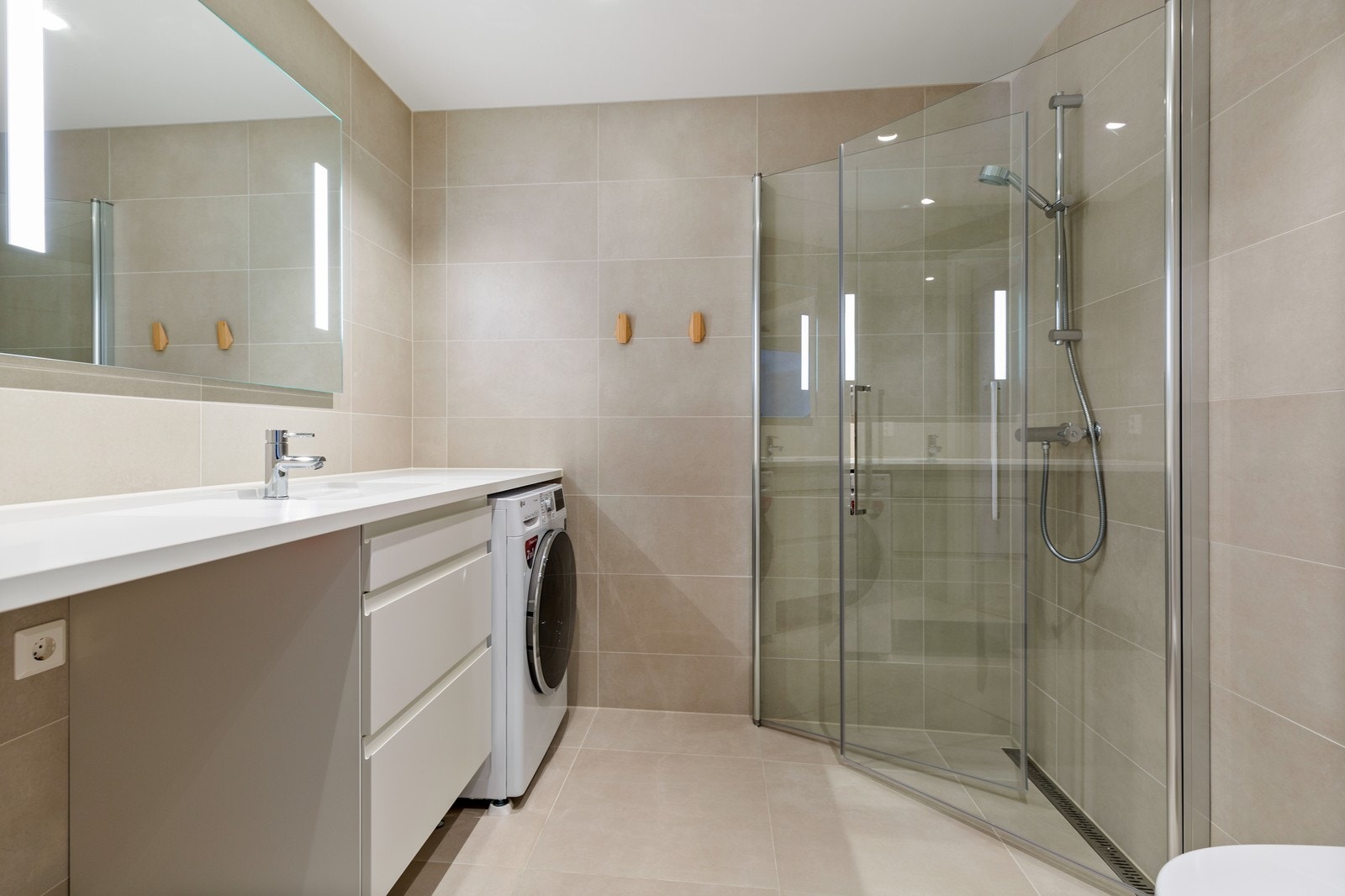 Pent flislagt bad. Galleribilde