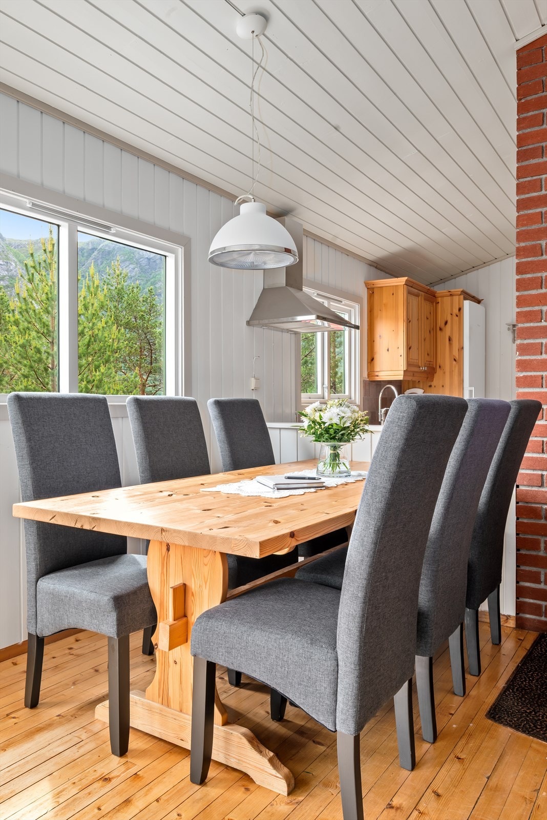 Hytta har en hyggelig spisegruppe, et naturlig samlingspunkt for måltider og sosialt samvær Galleribilde