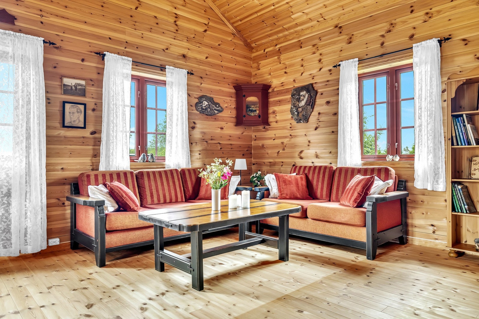 Fritidsboligen har en flott og landlig beliggenhet på Setskog, i naturskjønne omgivelser i Aurskog-Høland kommune. Galleribilde