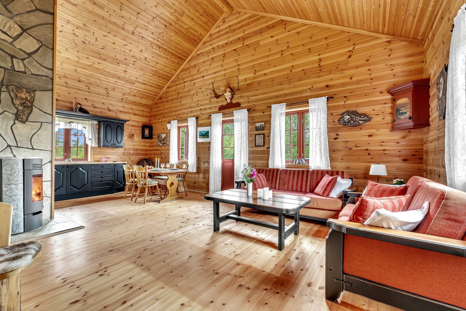 Her har du god plass til flere sosiale soner med både sittegruppe og spisebord hvor du kan samle hele storfamilien. Galleribilde
