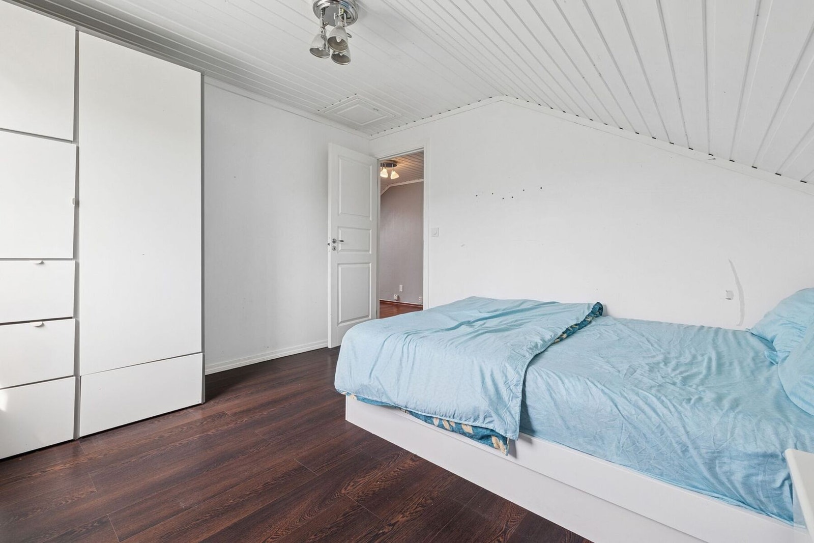 Soverom med plass til dobbeltseng og tilhørende møblement. Galleribilde