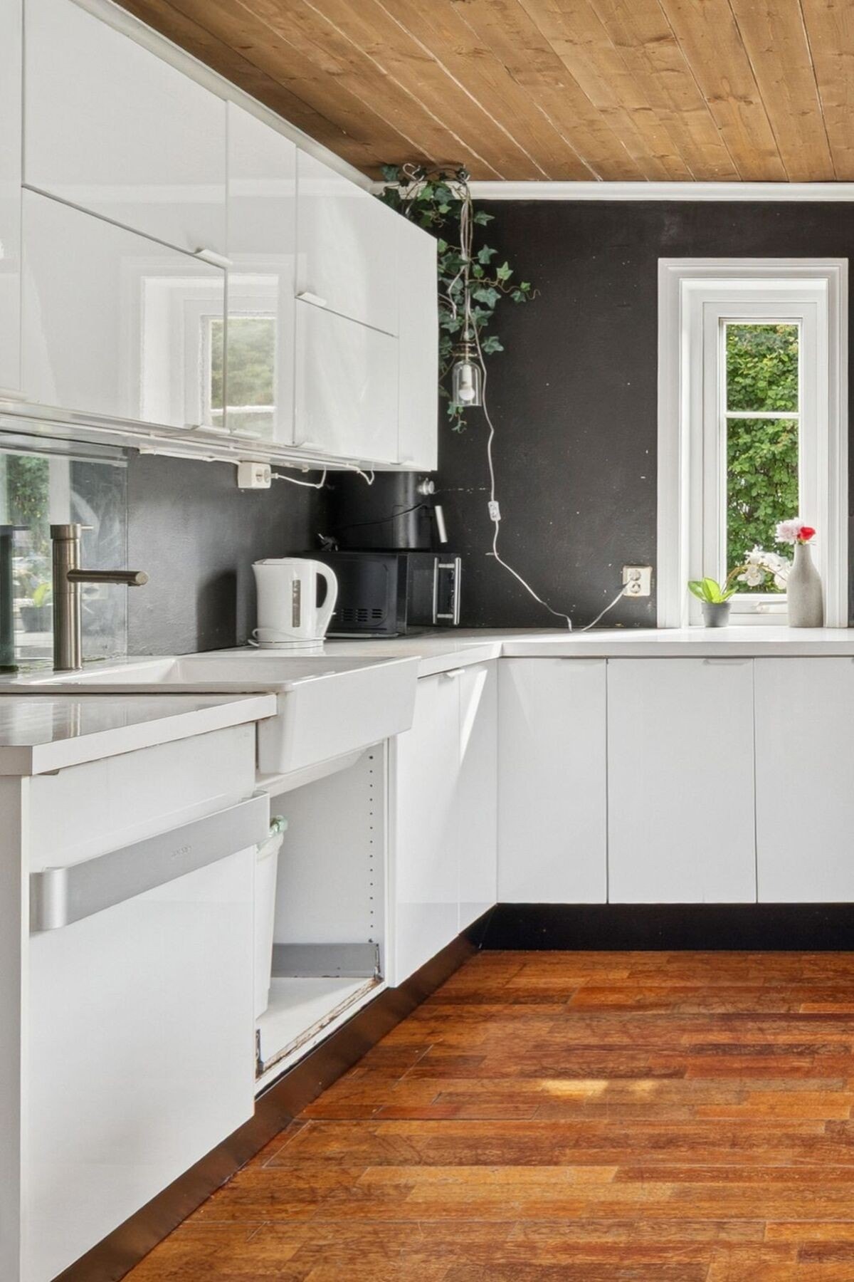 Lys innredning fra IKEA med glatte fronter i hvit utførelse og matchende laminert benkeplate. Galleribilde