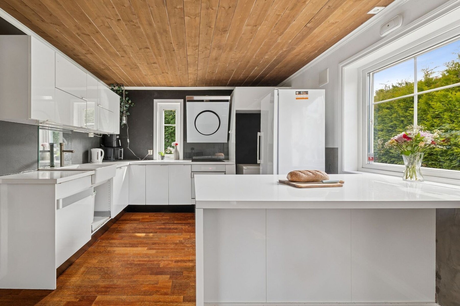 Med åpen løsning mot stuen blir kjøkkenet en sosial sone, også under matlagingen. Kjøkkenet ligger også i en egen sone. Galleribilde