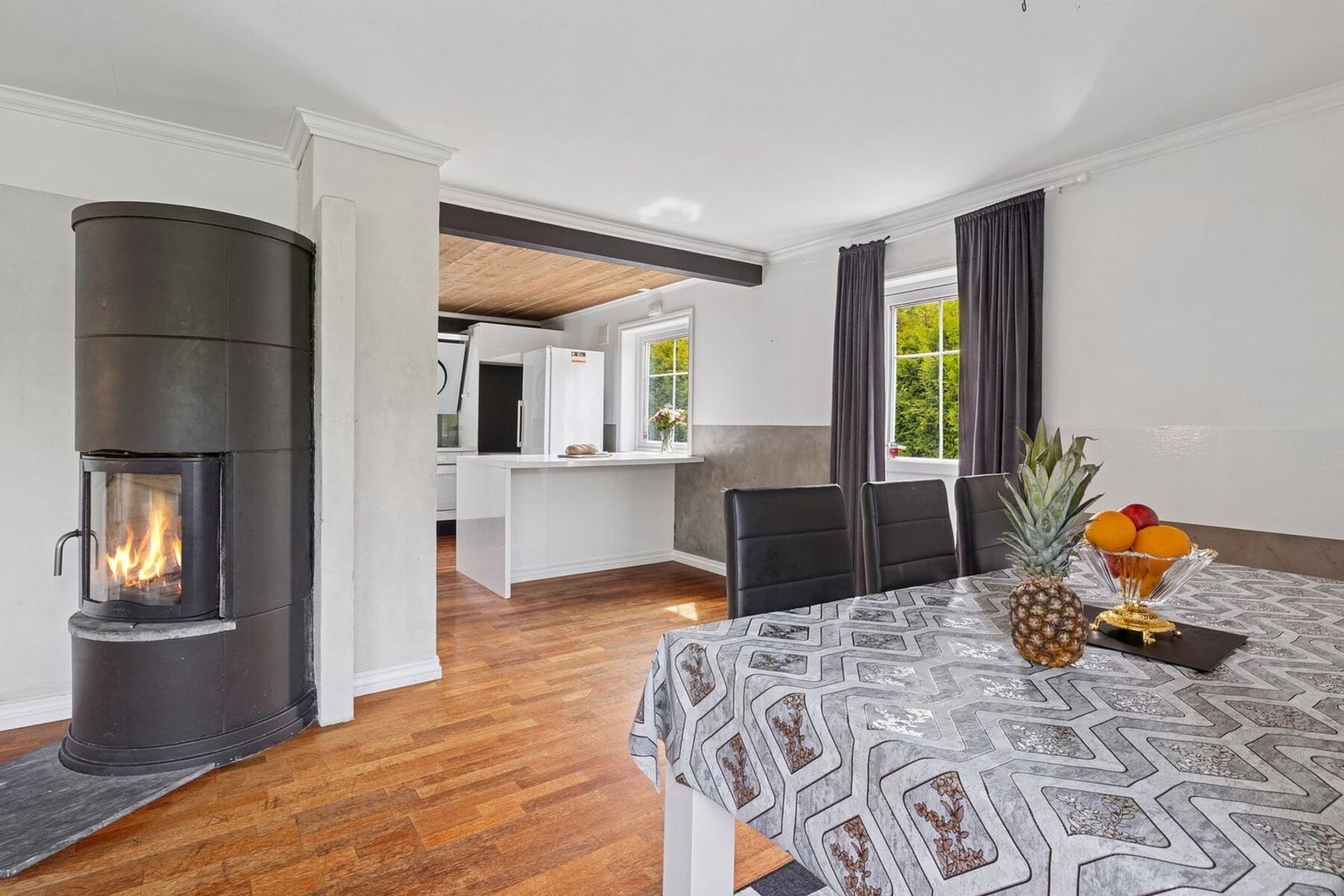 Boligens stue er av romslig og åpen karakter, med gode innredningsmuligheter. Galleribilde